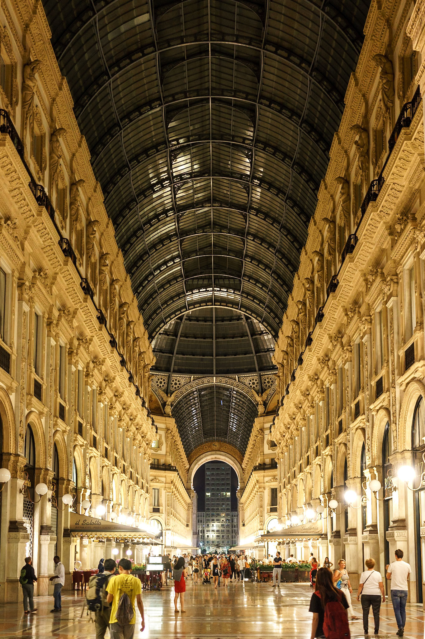 Galleria Vittorio Emanuele II'nin 105 metre uzunluğa, 32 metre yüksekliğe sahip uzun koridoru.