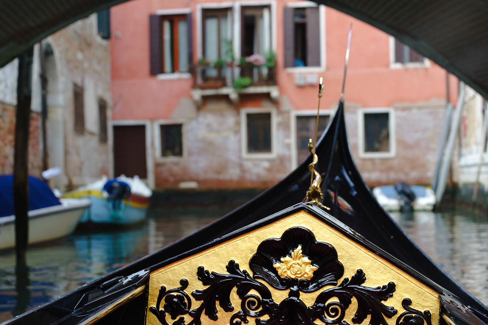Venedik'in gondolları, yüz yıllar boyunca şehrin ana ulaşım aracı olarak kullanılmıştır. Günümüzde ise Venedik'te keyifli (ancak pahalı) bir yarım saat geçirmek isteyen turistlerin ilk tercihi oluyor.