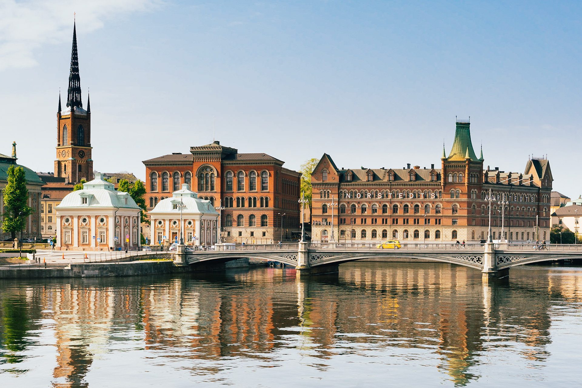 Toplam 14 adadan oluşan Stokholm şehrinde, Gamla Stan bölgesine geçen bir köprü üzerinden Riddarhuset Sarayı ve yayınevi olan Norstedts'in binasının görüntüsü.