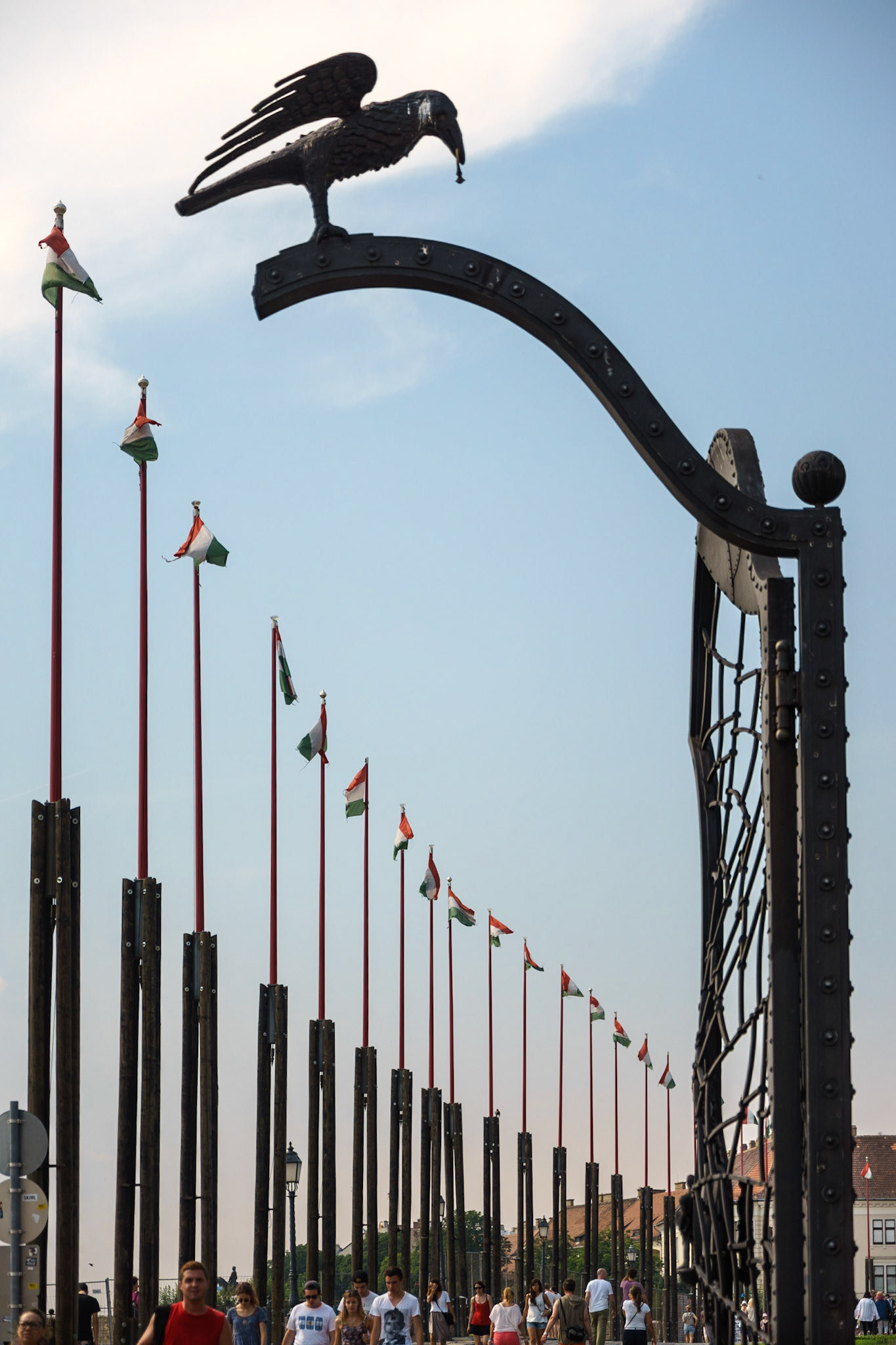 Buda Kalesi bölgesinde yer alan Matyas Kapısı, üzerinde bulunan karga figürü ile dikkat çekiyor. Karga, Macaristan ve Hırvatistan kralı 1. Matyas'ın simgesidir.