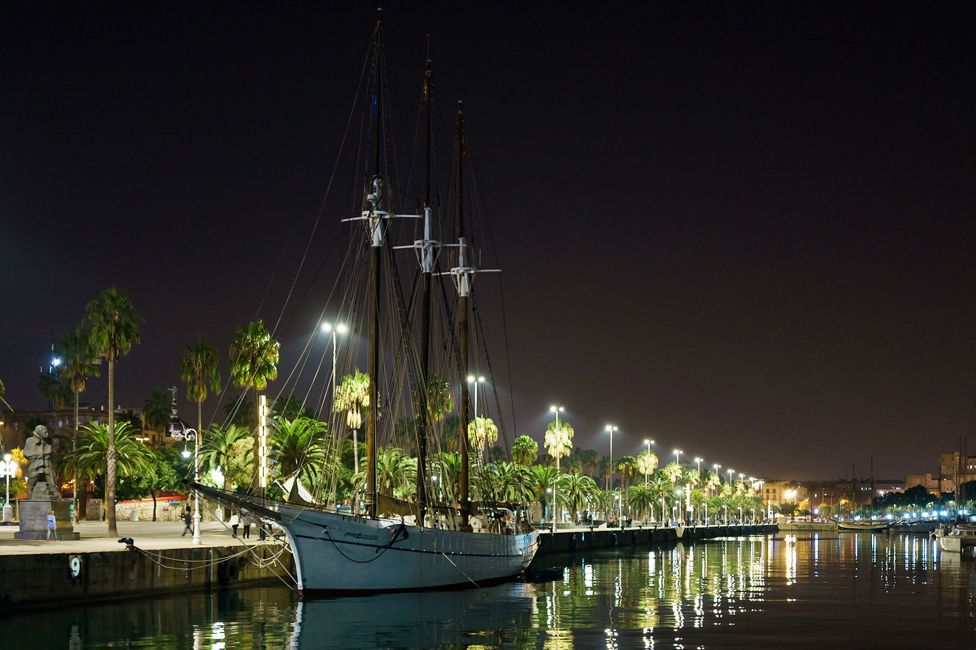 Barselona Limanı'ndan bir gece manzarası.