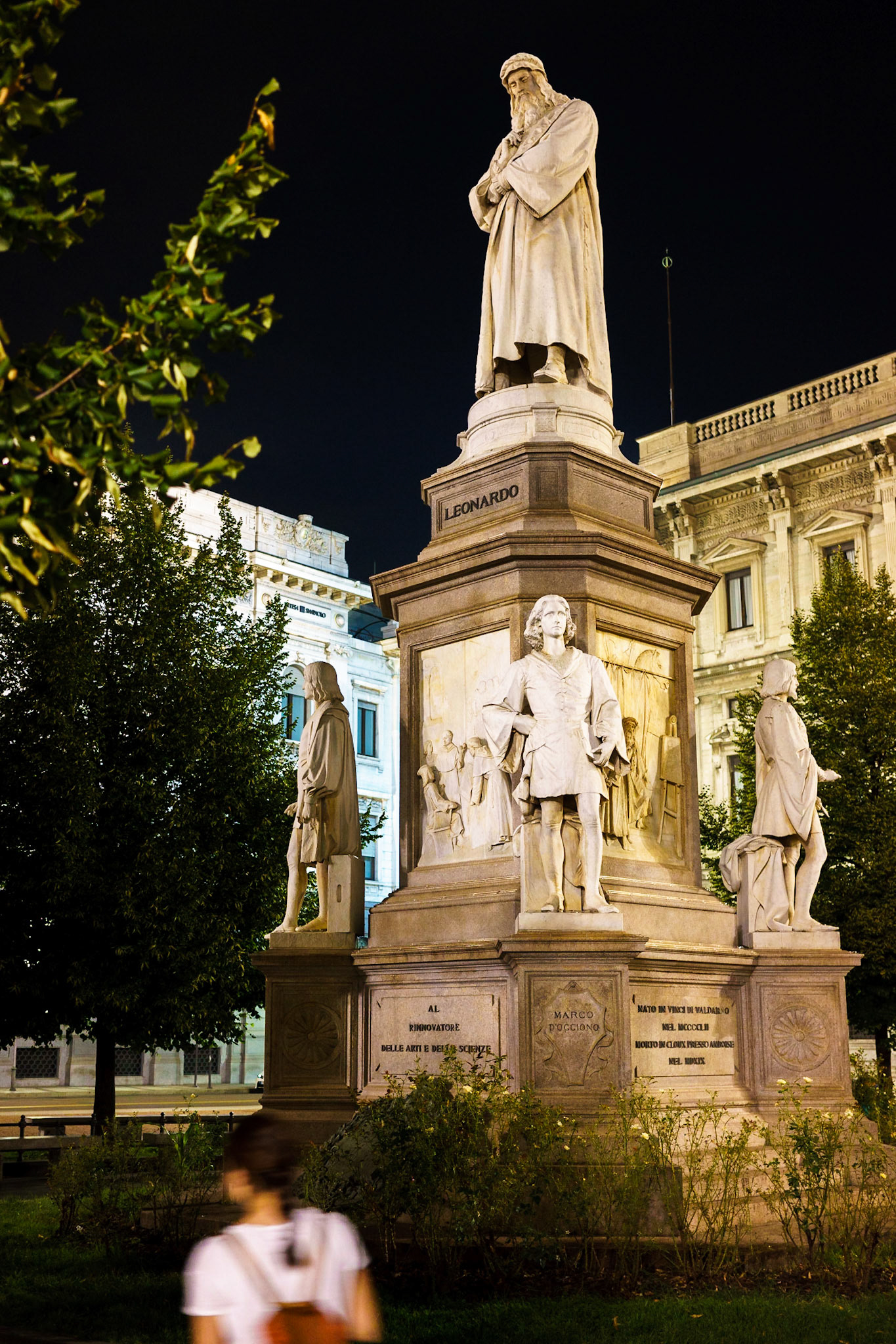 Piazza della Scala'daki Leonardo da Vinci heykeli.
