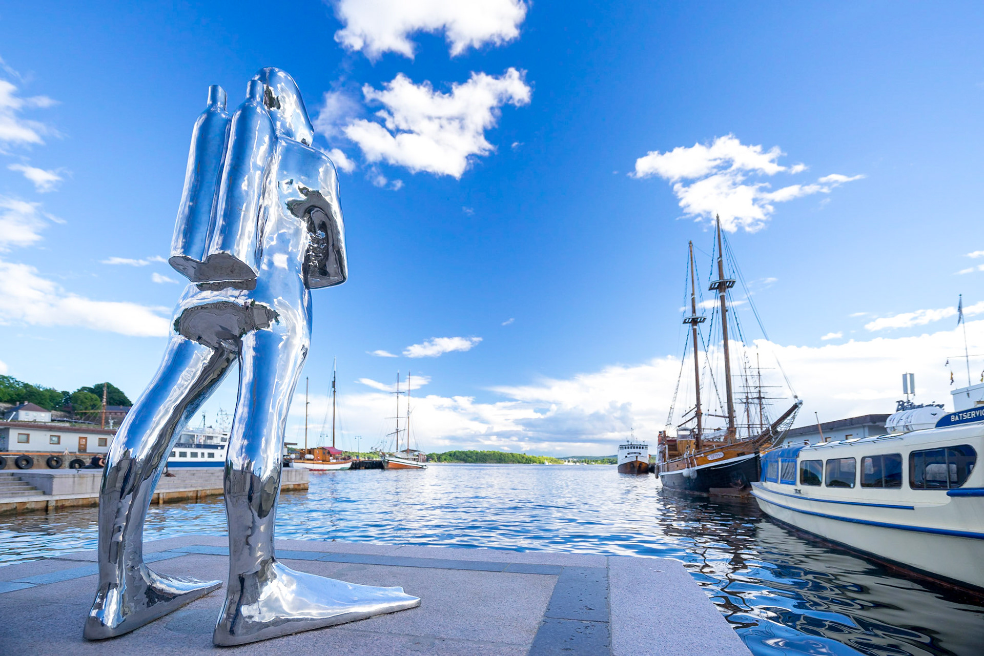 Oslo limanına ve ötesindeki fjordlara doğru bakan bir dalgıç heykeli.