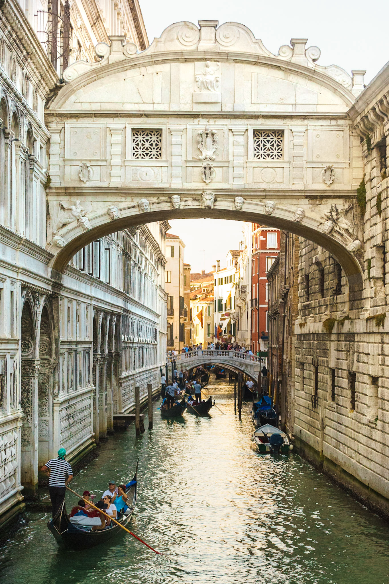 Venedik'in ünlü "Ahlar Köprüsü" (Ponte dei Sospiri). Bu isim, mahkumların hücrelerine götürülürken Venedik'i son kez görmelerinden dolayı duyacakları üzüntüye bir gönderme yapmaktadır.