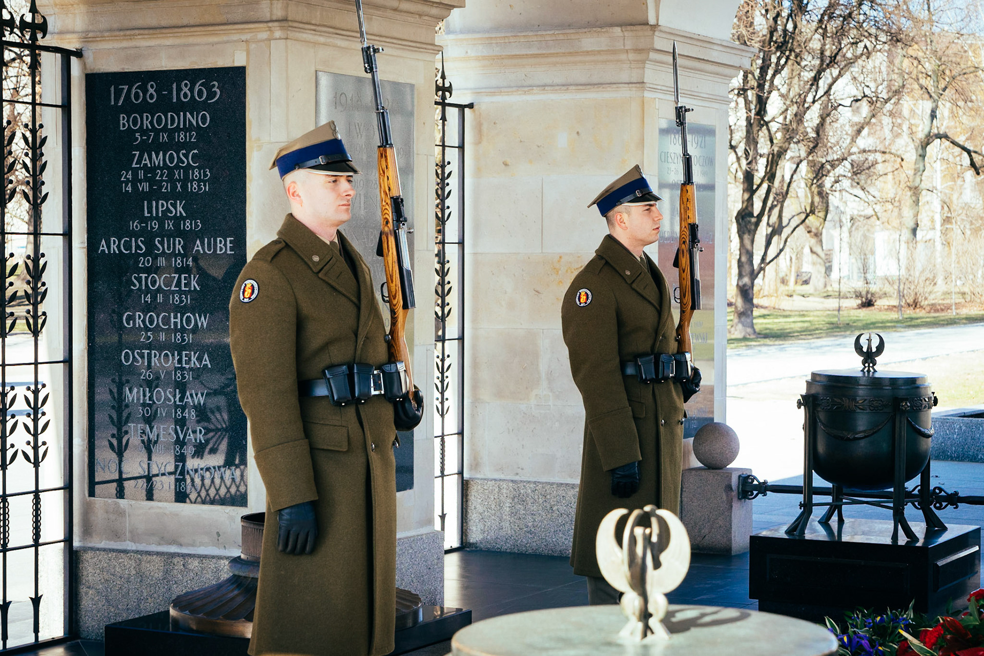 Polonya Meçhul Asker Anıtı'nda nöbet tutan askerler.  Meçhul Asker Anıtı, Polonya adına savaşlarda ölen, kimliği bilinmeyen tüm askerlere ithafen inşa edilmiştir.