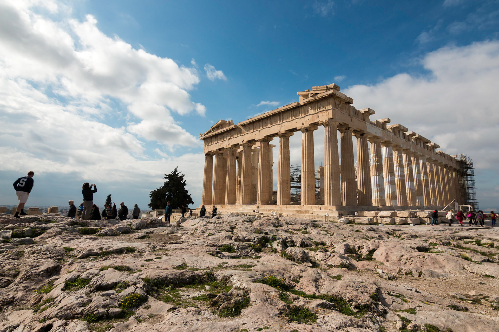 MÖ 400'lü yıllarda yerleşim yeri haline gelen Atina Akropol'ünde yer alan ve tanrıça Athena'nın anısına MÖ 483 yılında inşa edilen Parthenon.

1687 yılında Venedik kuşatması sırasında ateşlenen bir gülle, tapınak içerisinde yer alan Osmanlı cephaneliğine denk gelmiş ve meydana gelen patlama tapınağa çok büyük hasar vermiştir.