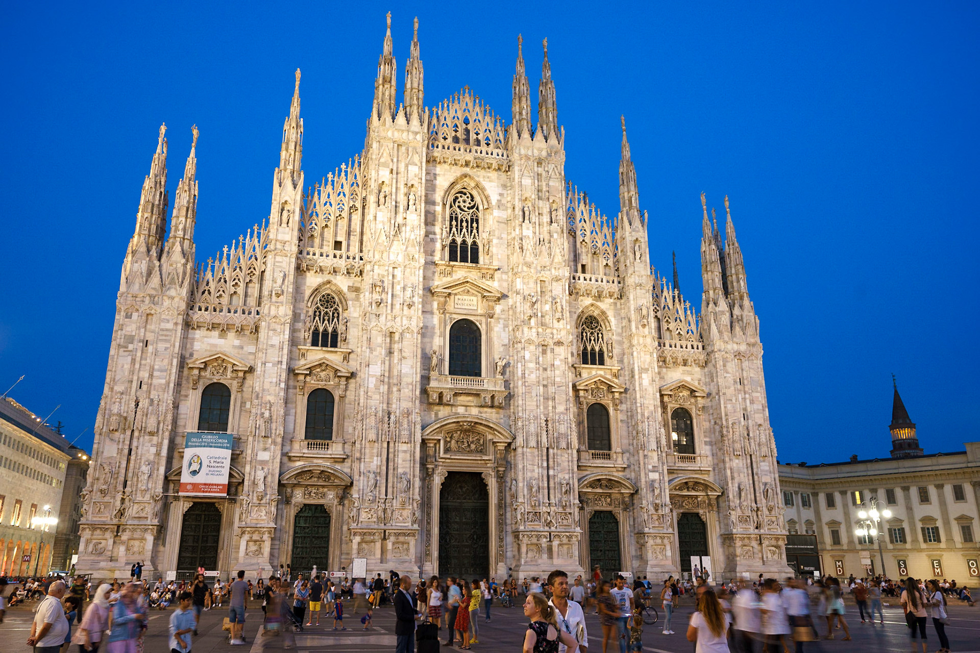 Piazza del Duomo'dan bir Duomo manzarası. Milano Katedrali olarak da bilinen yapı, İtalya'nın en büyük kilisesidir.