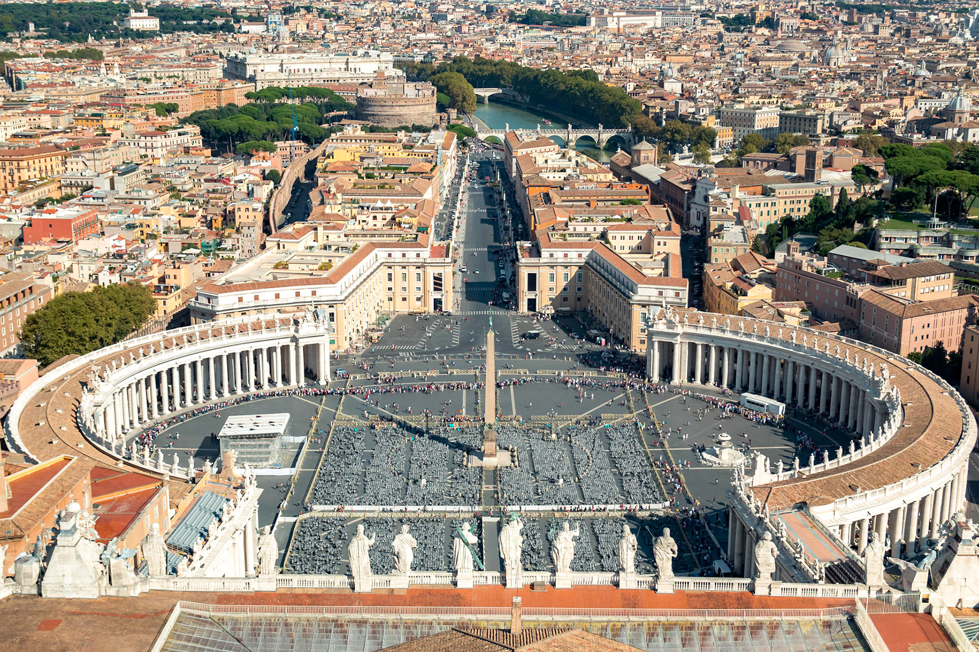 San Pietro Bazilikası'nın kubbesinden, Vatikan ve Roma manzarası. Vatikan, Roma sınırları içerisinde yer alan ve yalnızca 0,44 kilometrekarelik bir yüzölçümüne sahip, bağımsız bir ülkedir.
