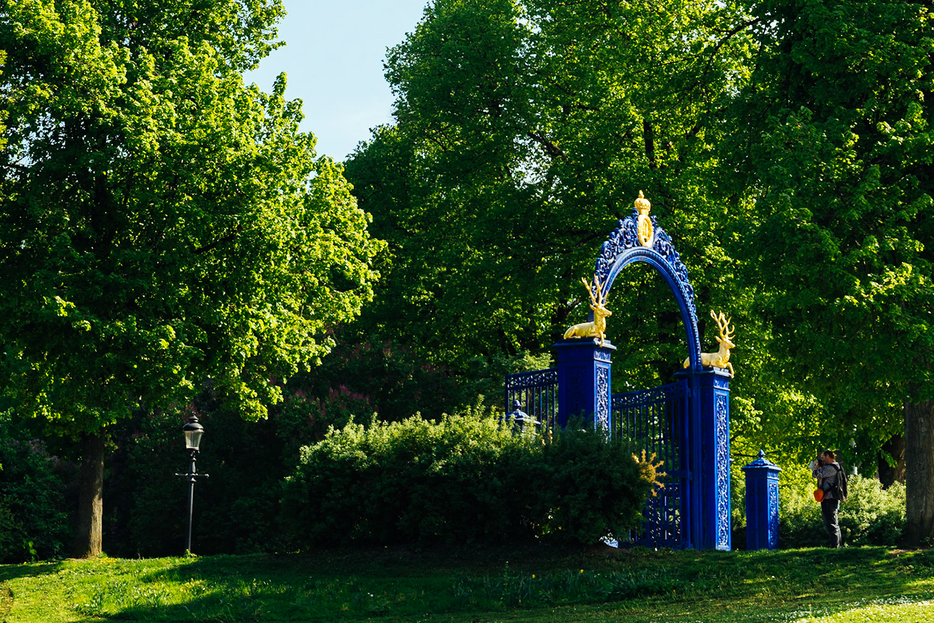 Geçmişte kraliyet ailesi için av sahası, günümüzde ise bir park olan Djurgarden adasında, adanın park ilan edilmesinden sonra Kral tarafından yaptırılan Mavi Kapı.