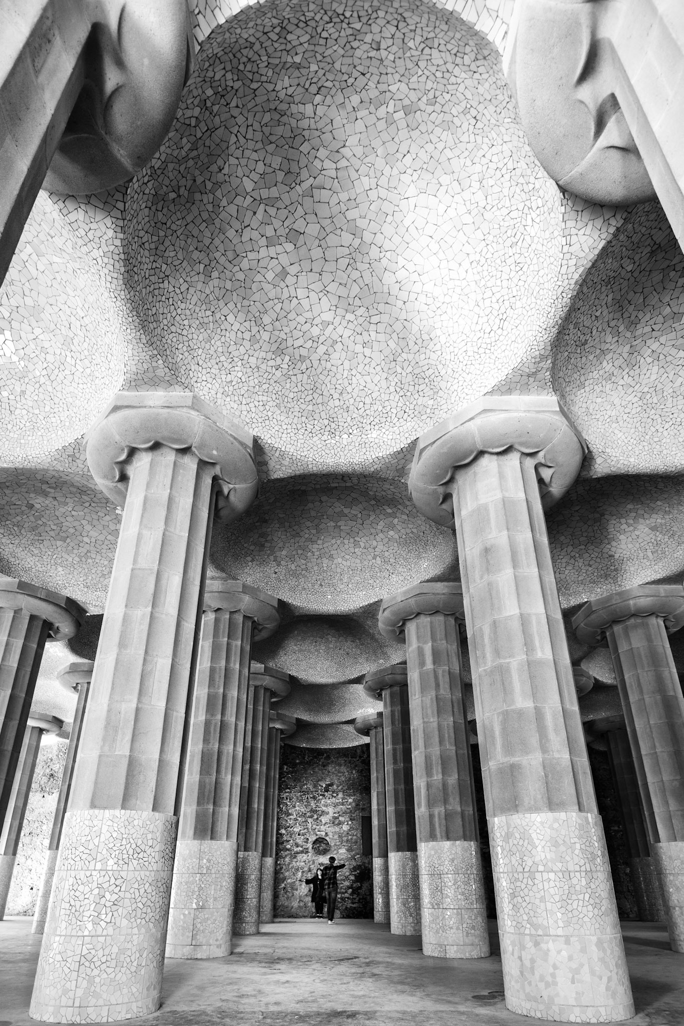 Gaudí'nin tasarladığı Park Güell'de yer alan, Yunan mimarisinden esinlenilerek inşa edilen 86 adet sütunun bulunduğu Hypostyle Odası.