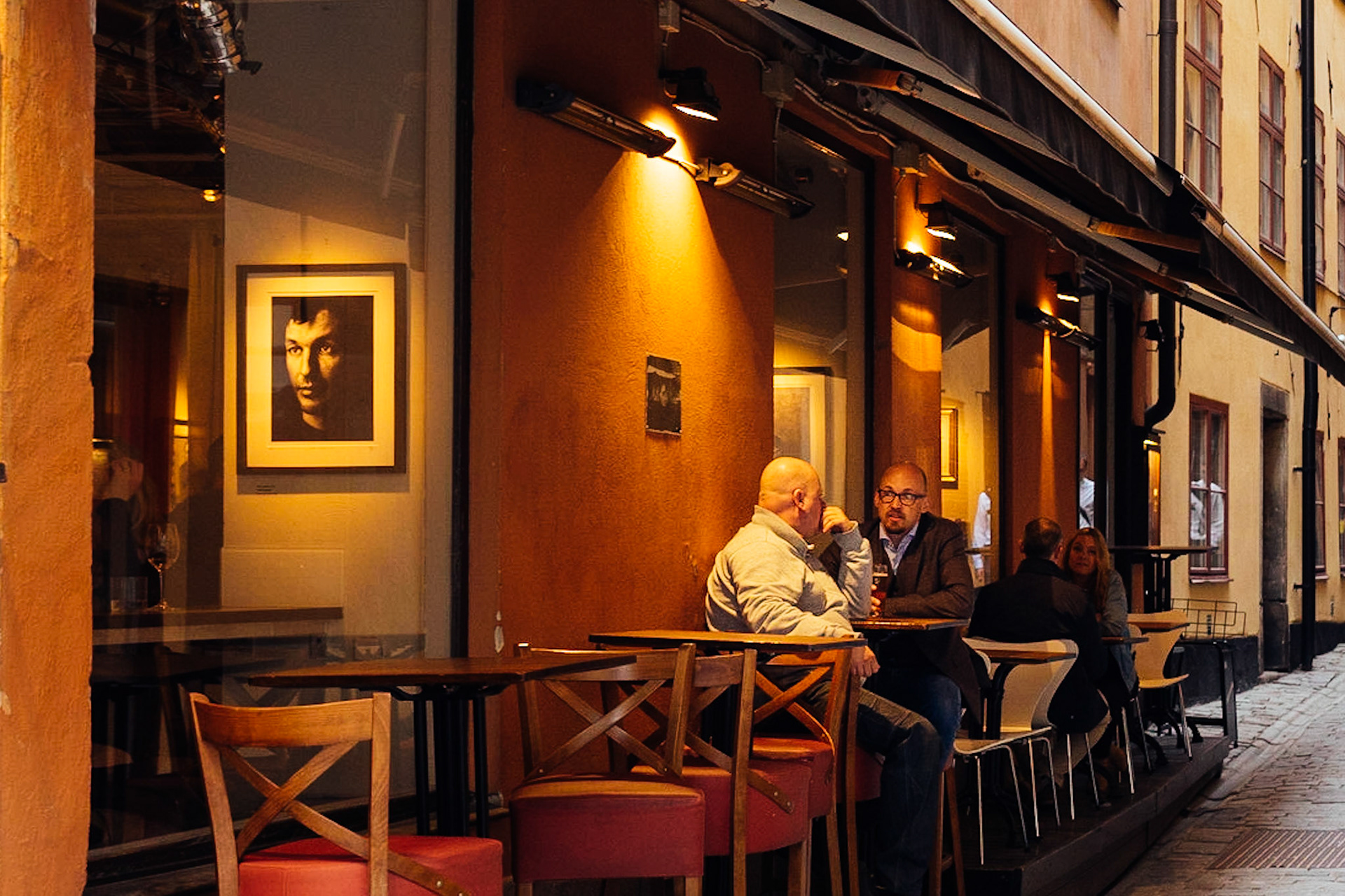 Akşam iş çıkışı, Gamla Stan'da bir cafede yorgunluk atan iki arkadaş.