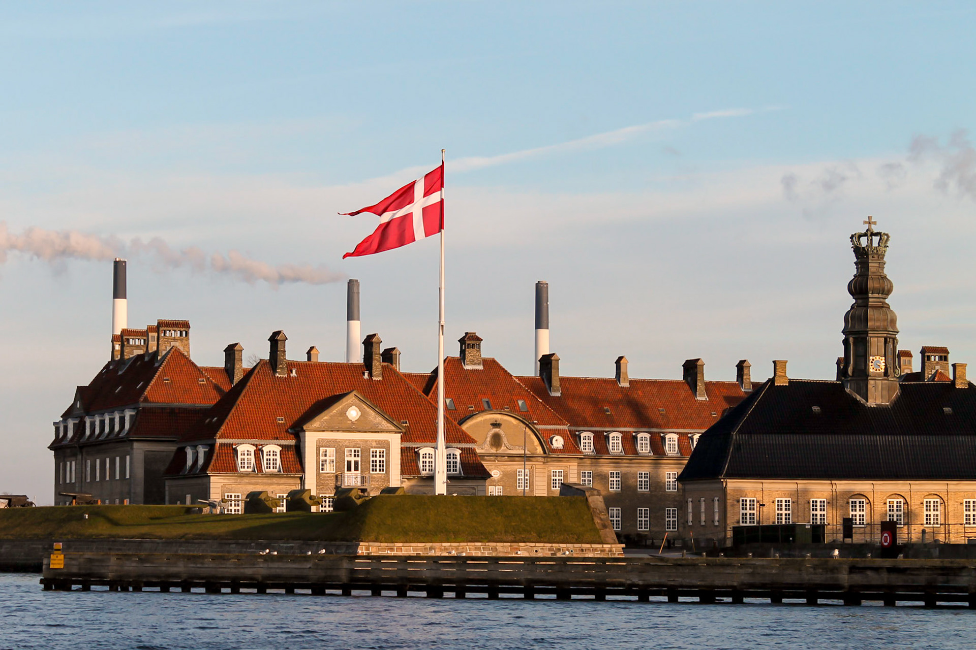 Danimarka Kraliyet Donanması'na ait Nyholm Deniz Üssü ve kışlası.

Nyholm Üssü, Kopenhag'ın kanallarında yer alan Nyholm adasında 1700'lerin başında kurulmuş ve zaman içerisinde ek binalarla büyümüştür.