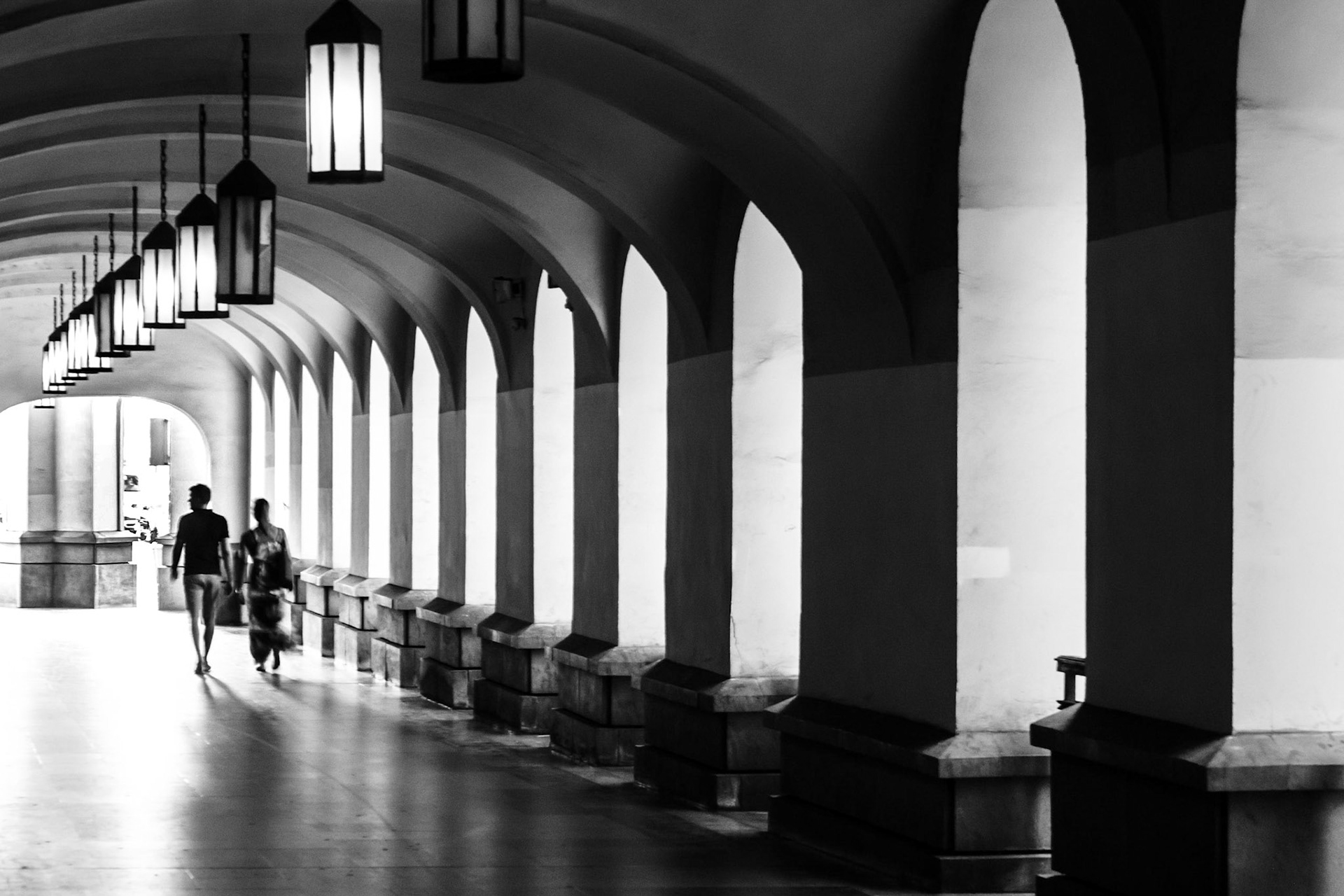 Gün batımına doğru, içerisi güneş ışığıyla dolan bir revakta oluşan ulvi görüntü.