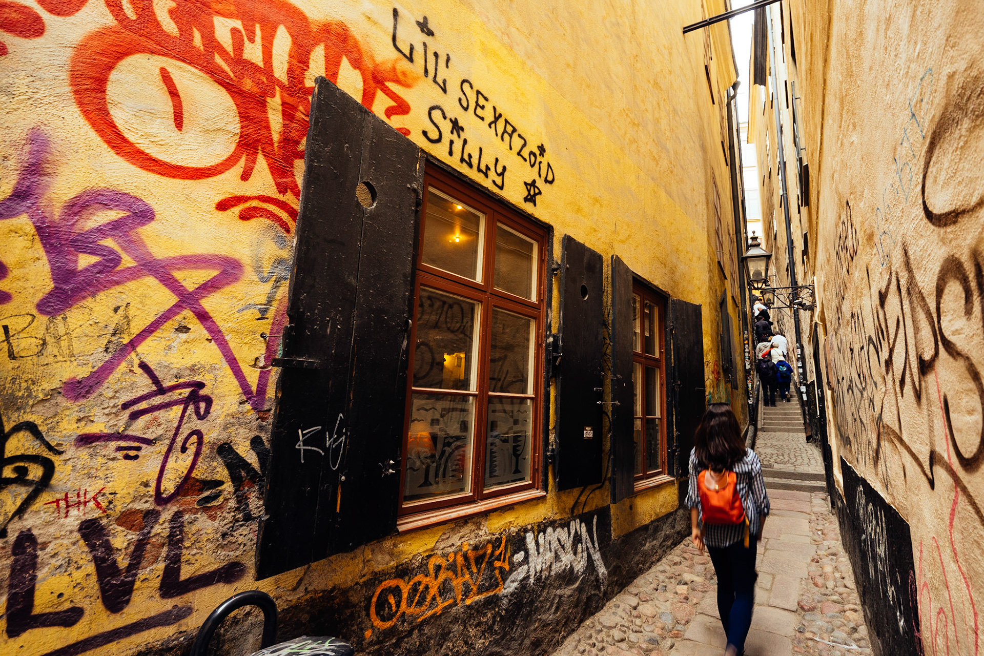 Stockholm şehrinin en dar sokağı olma özelliğine sahip, en dar yerinde 90 cm genişliği olan Mårten Trotzigs Gränd.