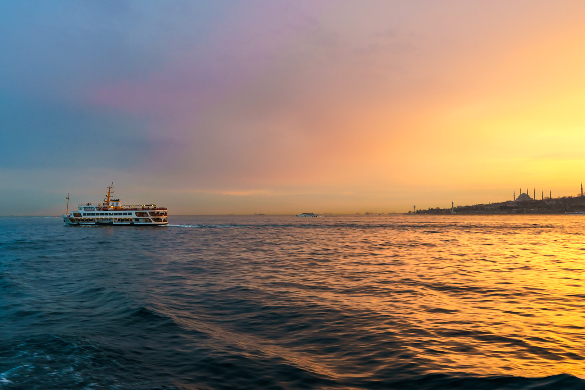 İstanblul'da bir gün batımı, gökyüzü ve denizi muhteşem renklere boyuyor.