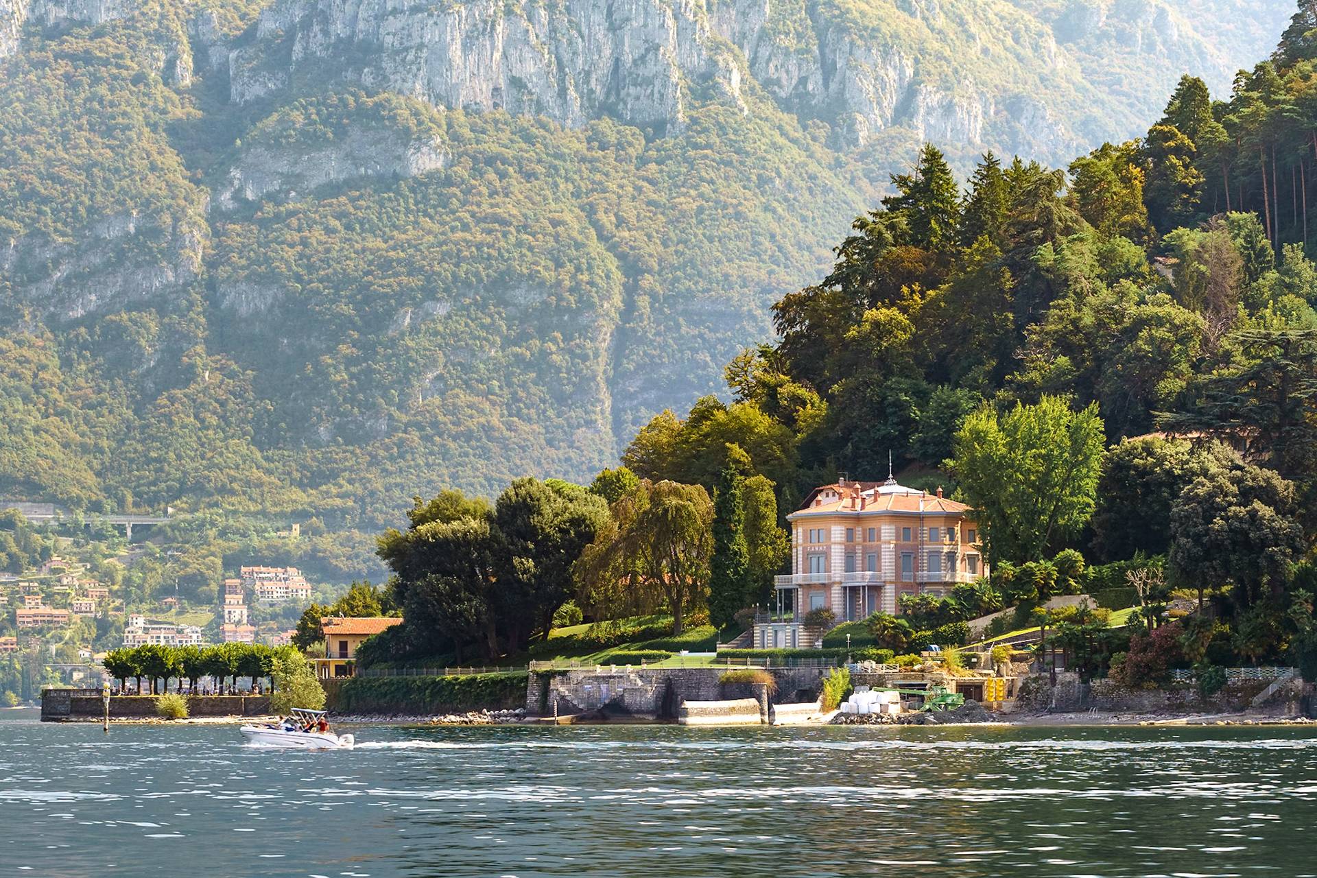 Como Gölü'nün iki kola ayrıldığı noktada bulunan Bellagio köyünde, gölün merkezine doğru uzanan burunda yer alan bir yalı.