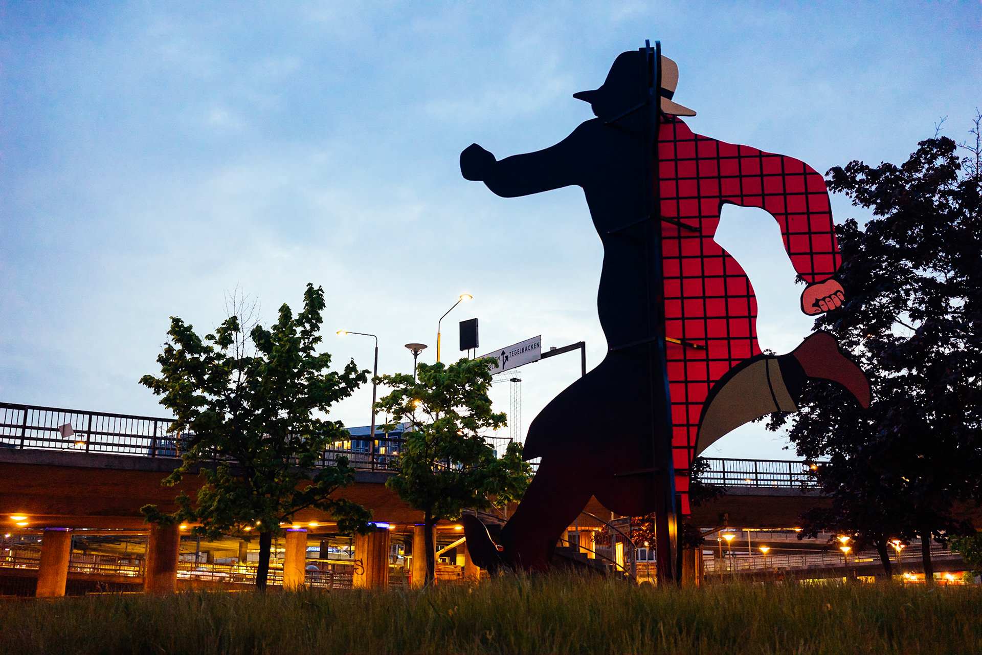 Stockholm'de bir kavşağın ortasında yer alan bir koşan adam heykeli.