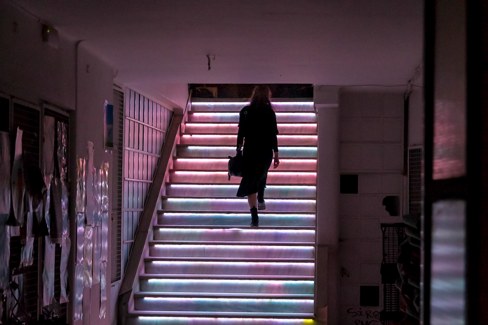 Atina'nın en popüler mekanlarından birisi olan Six Dogs'un çıkışındaki renkli görüntü.