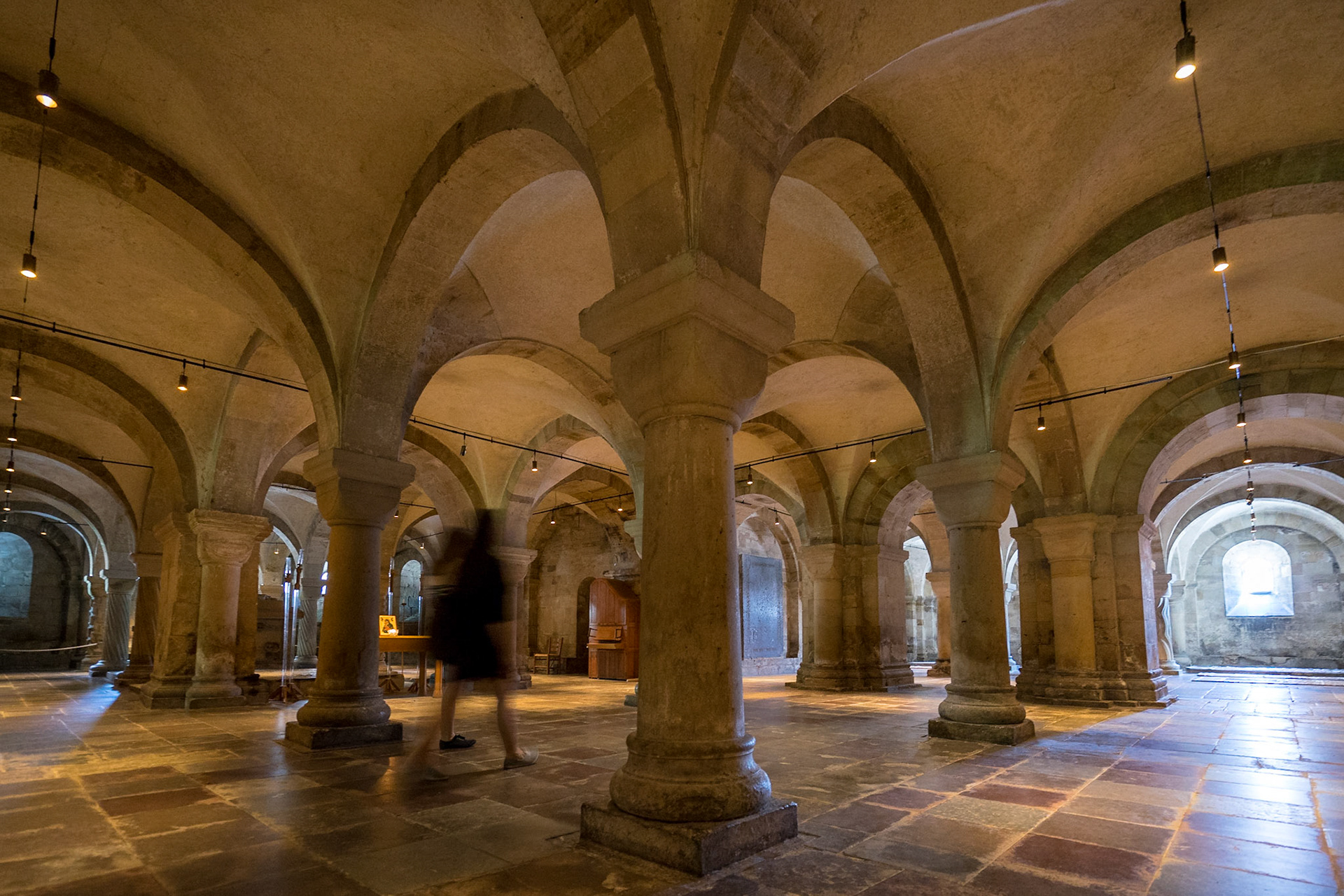 Lund Katedrali'nin mahzenine ilk girdiğiniz anda, çok sayıda sütun ve kemerlerden oluşan bir labirent dikkatinizi çekiyor.