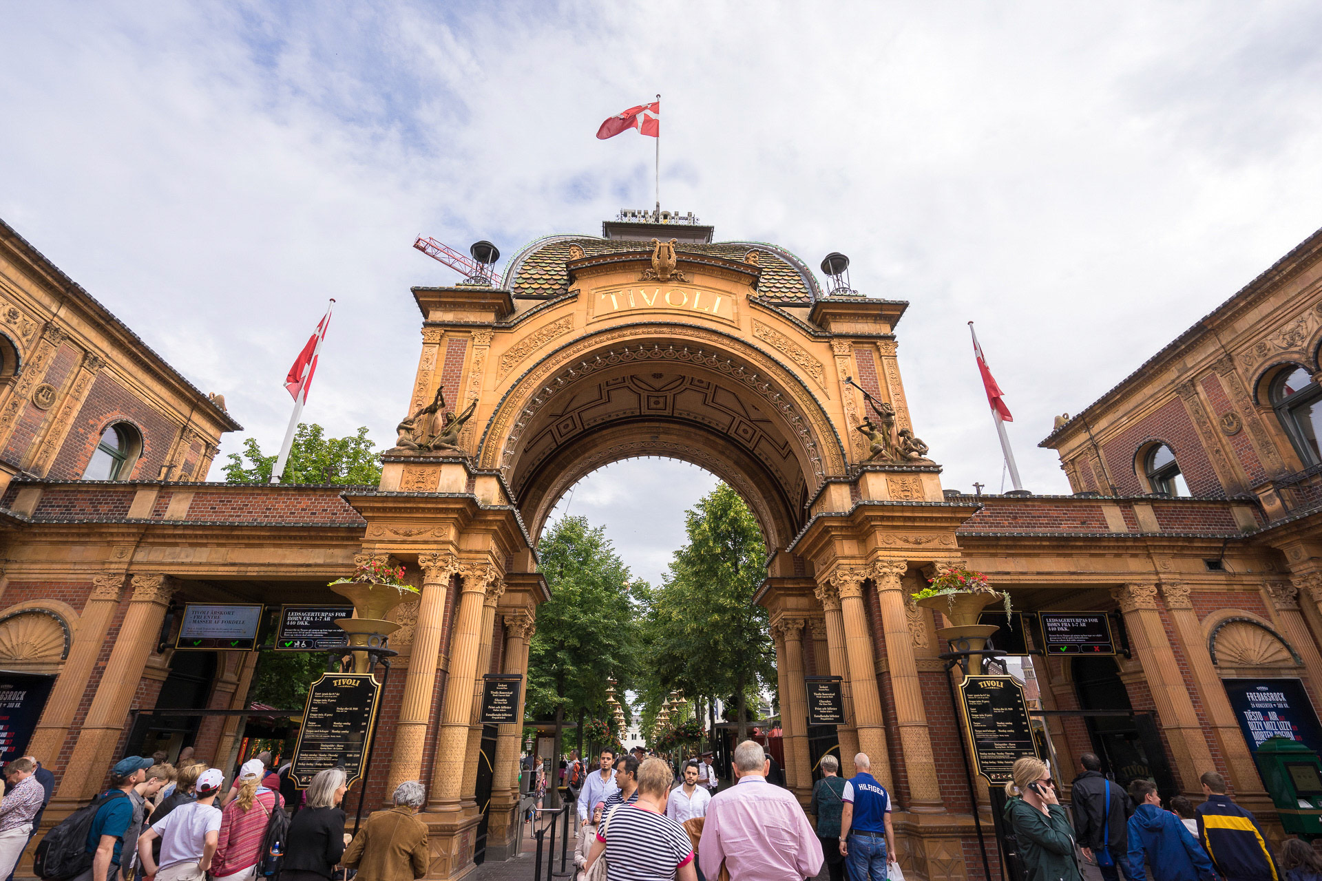 Kopenhag'ın, ve belki de Danimarka'nın, en iyi bilinen simgesi olan Tivoli Bahçeleri'nin girişi. 1843'te açılan Tivoli Bahçeleri, dünyanın en eski ikinci eğlence parkıdır.