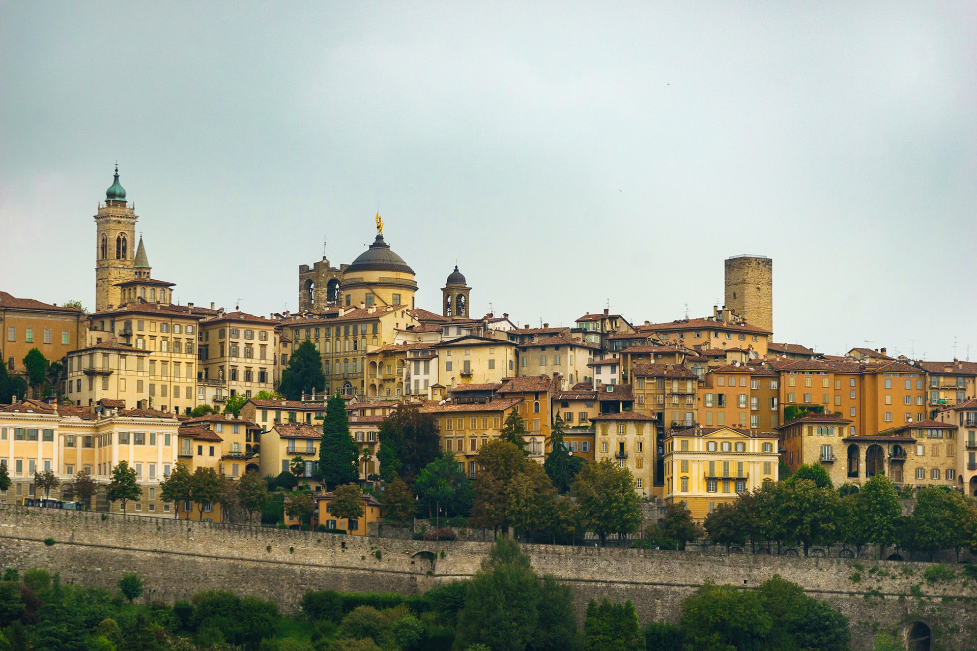 Milattan önce Keltler tarafından Bergomum ismiyle kurulan ve yönetimi çeşitli uygarlıkların elinden geçen Bergamo şehri. Şehrin iki adet merkezi bulunmaktadır: fotoğrafta görülen ve tarihi yerleşke olan üst şehir (città alta) ve alt şehir (città bassa).