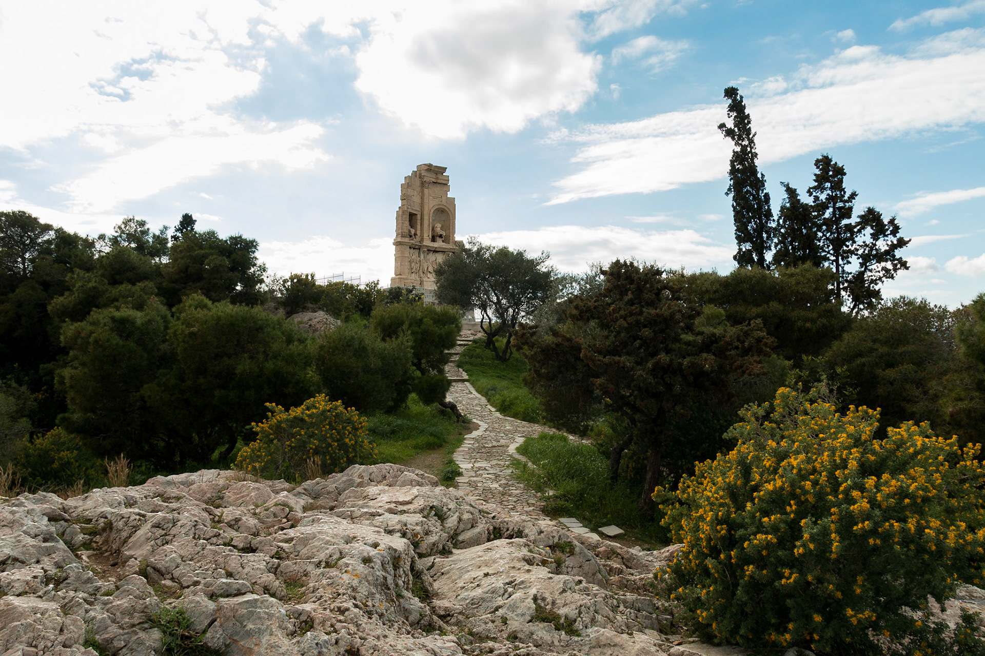 Atina'daki Filopappos Tepesi'ne ismini veren, Komagene Krallığı'nın prenslerinden birisi olan Filopappos'un anısına inşa edilen anıt.