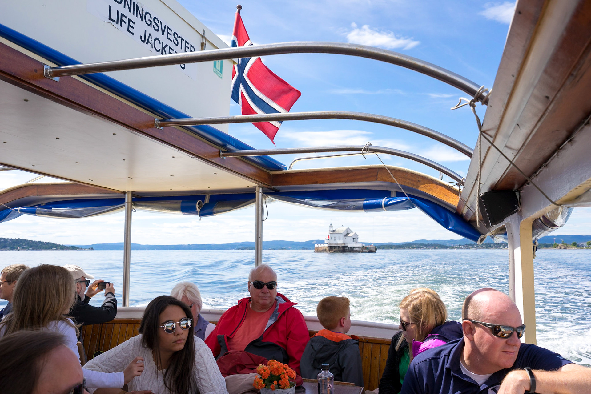 Oslo limanından kalkan tur gemileri ile, limanının hemen dışındaki "fjord"ların arasında gezinmek mümkün. Bu "fjord"lar, aslında gerçek anlamdaki fjord olmayıp, oluşum şeklinin farklı olması nedeniyle yalancı fjord olarak adlandırılmaktadır - tur rehberimiz, bu bilgiyi turun ancak sonuna doğru anlattı.