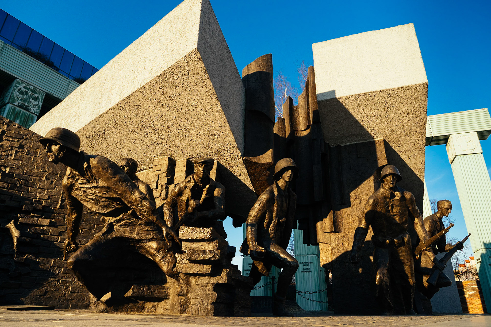 2. Dünya Savaşı'nda Alman işgali altındayken, Treblinka İmha Kampı'na gönderilmek istenen Yahudilerin ayaklanmasıyla başlayan direnişe ithafen yapılan anıt. Almanlar direnişi 4 hafta içerisinde bastırmış, bu süre içerisinde 50 bini aşkın Yahudi öldürülmüş veya imha kampına gönderilmiştir.