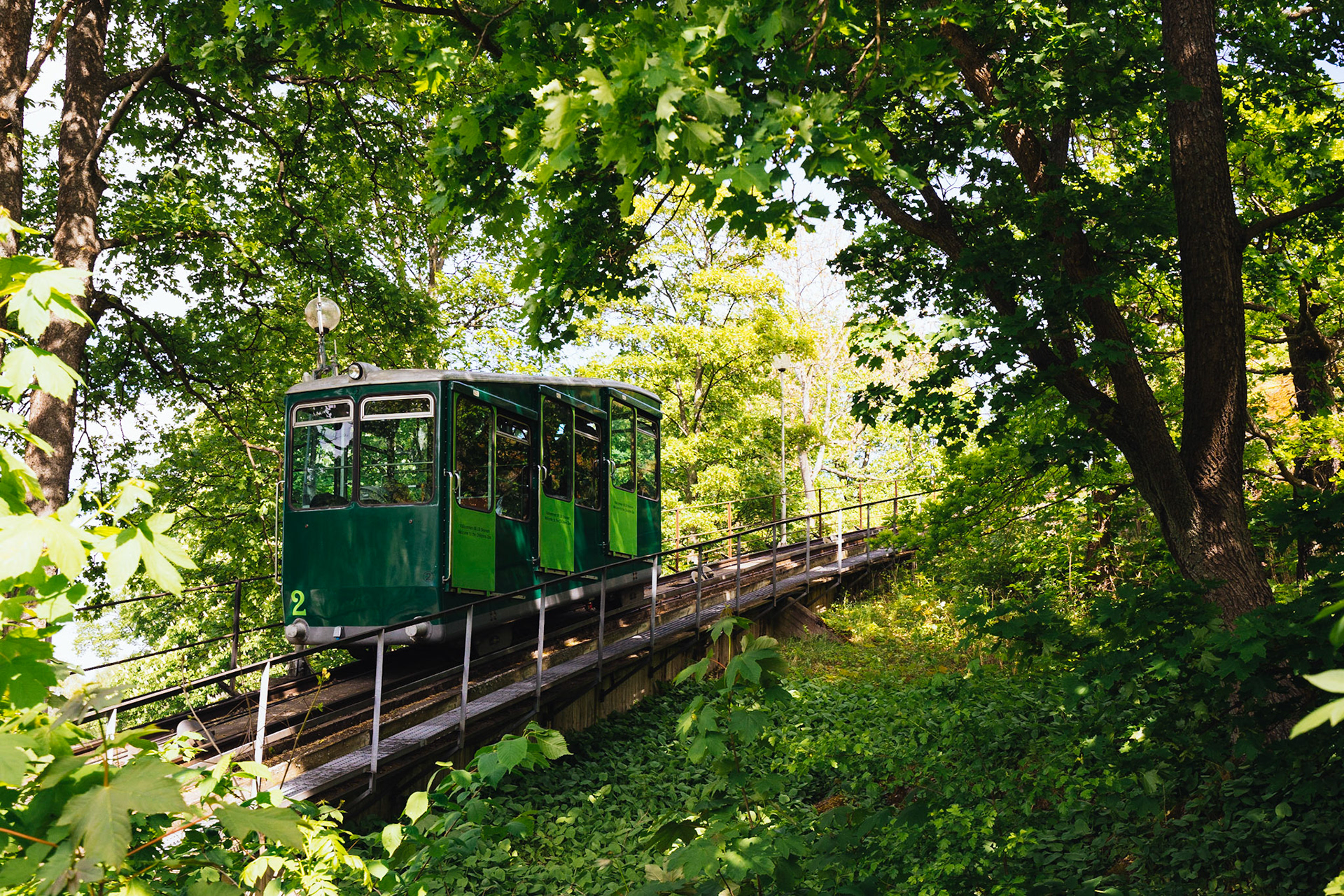 İsveç'in geleneklerinin yaşatıldığı bir açık hava müzesi olan Skansen'e çıkan funiküler.