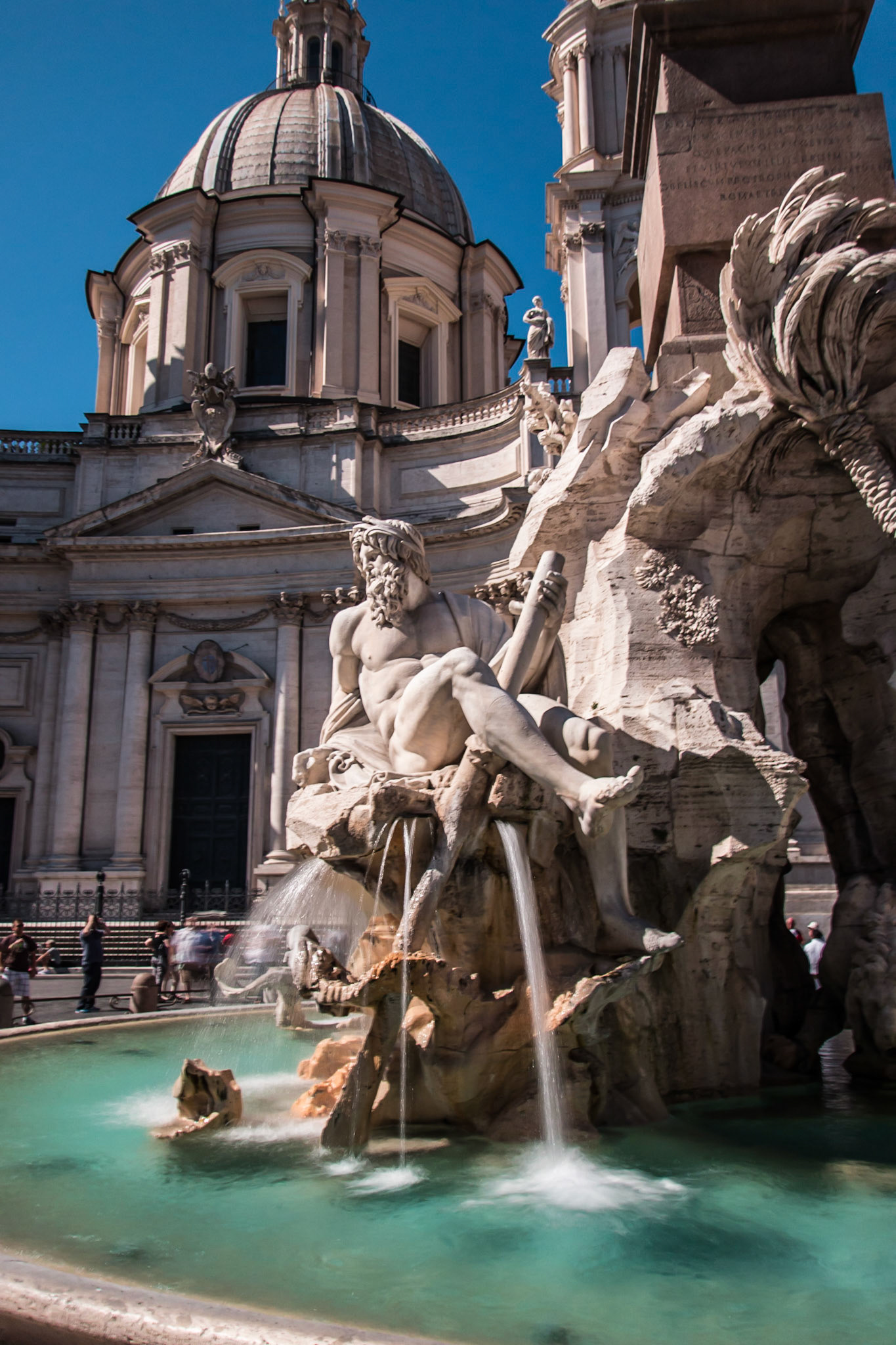 Piazza Navona'nın hemen ortasında yer alan ve İtalyan mimar Bernini tarafından 1651 yılında tasarlanan Fontana dei Quattro Fiumi (Dört Nehir Çeşmesi).