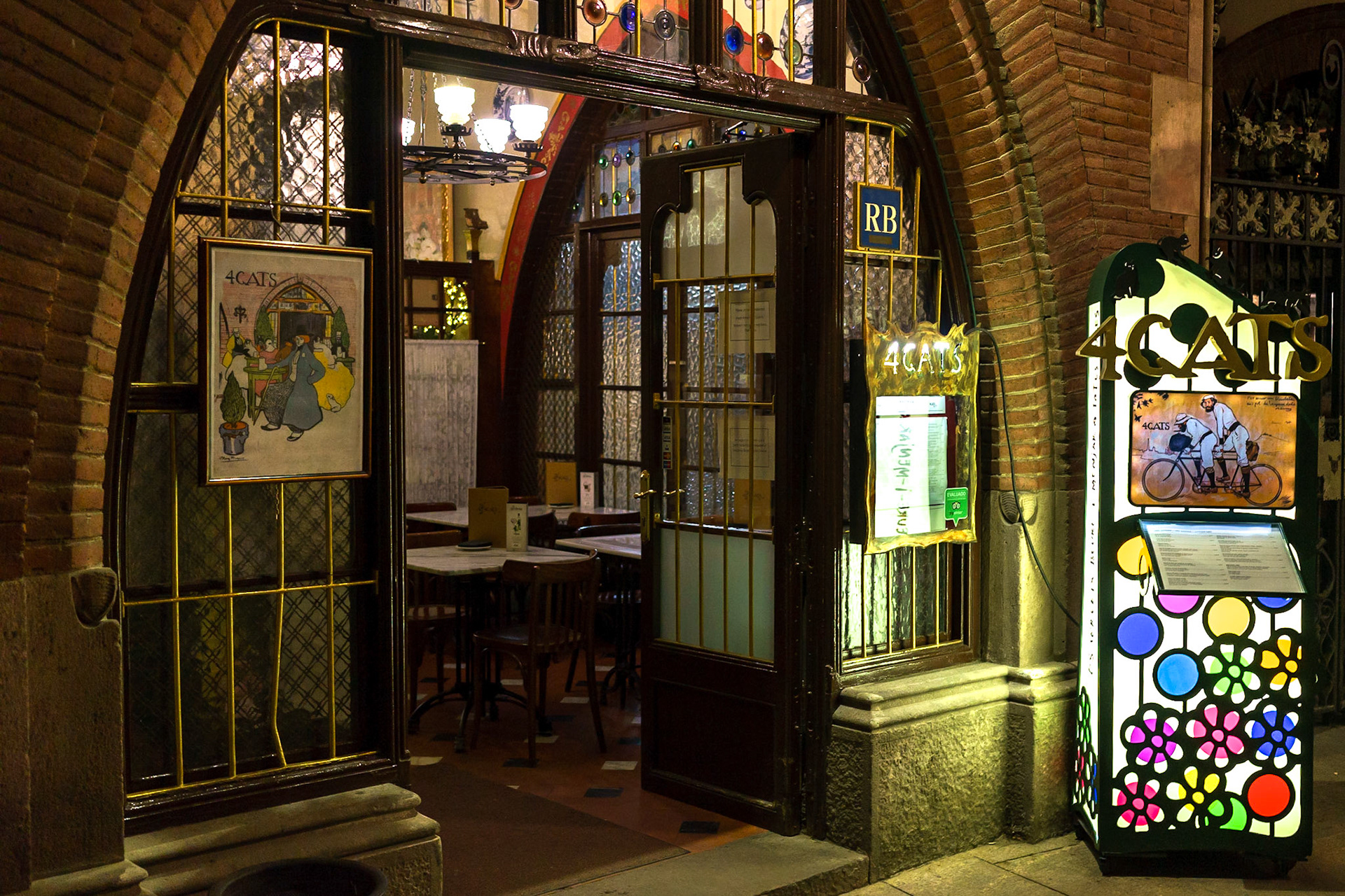 Pablo Picasso dahil çok sayıda sanatçının uğrak mekanı olan, hatta Picasso'nun zaman zaman eserlerini sergilediği restoran Els Quatre Gats'in (4 Kedi) girişi.