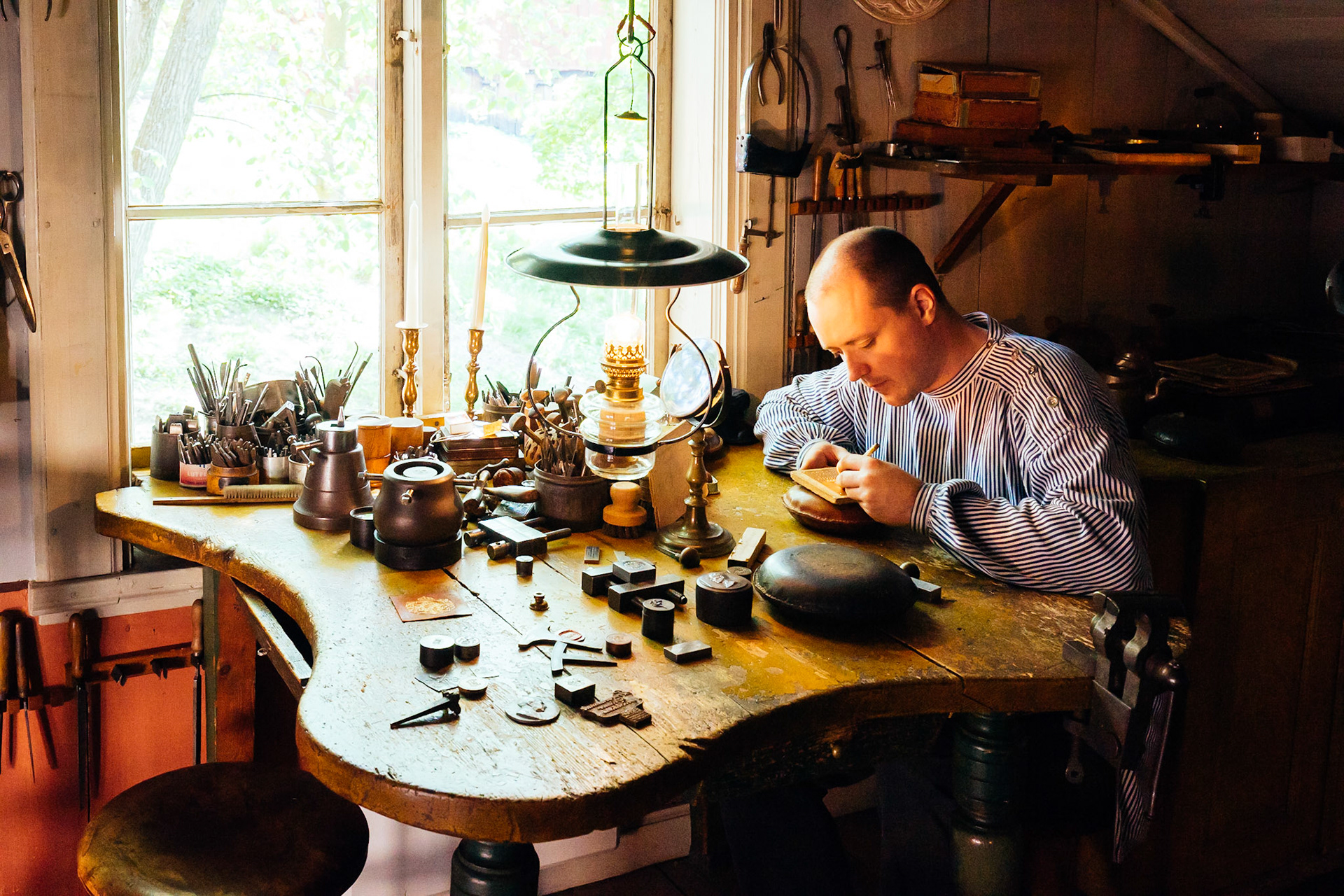 Skansen'deki tarihi kasabada, bir ahşap oymacısının atölyesi.