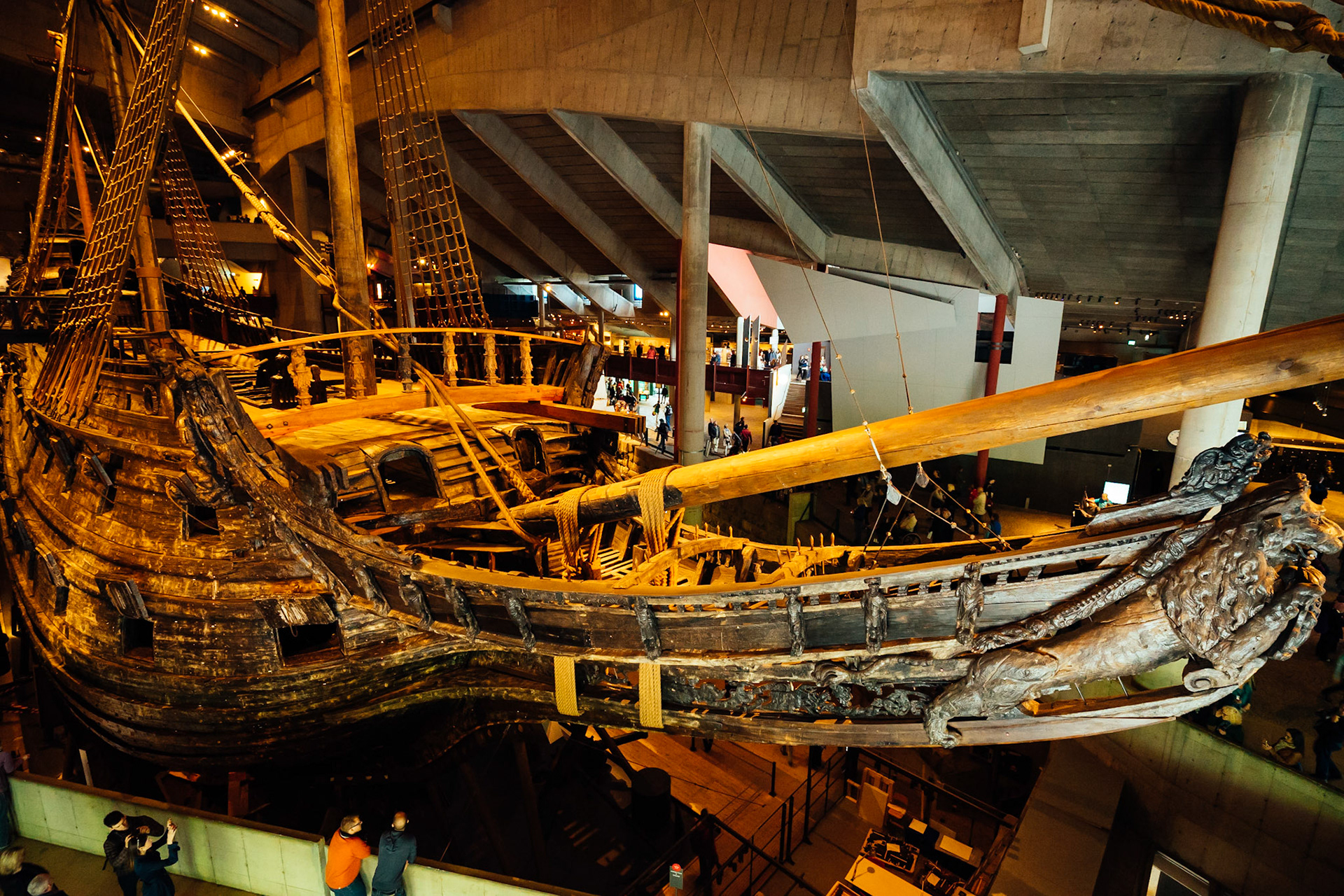 Suya indirildikten dakikalar sonra batan, 17. yüzyıl savaş gemisi Vasa'nın sergilendiği Vasa Müzesi.