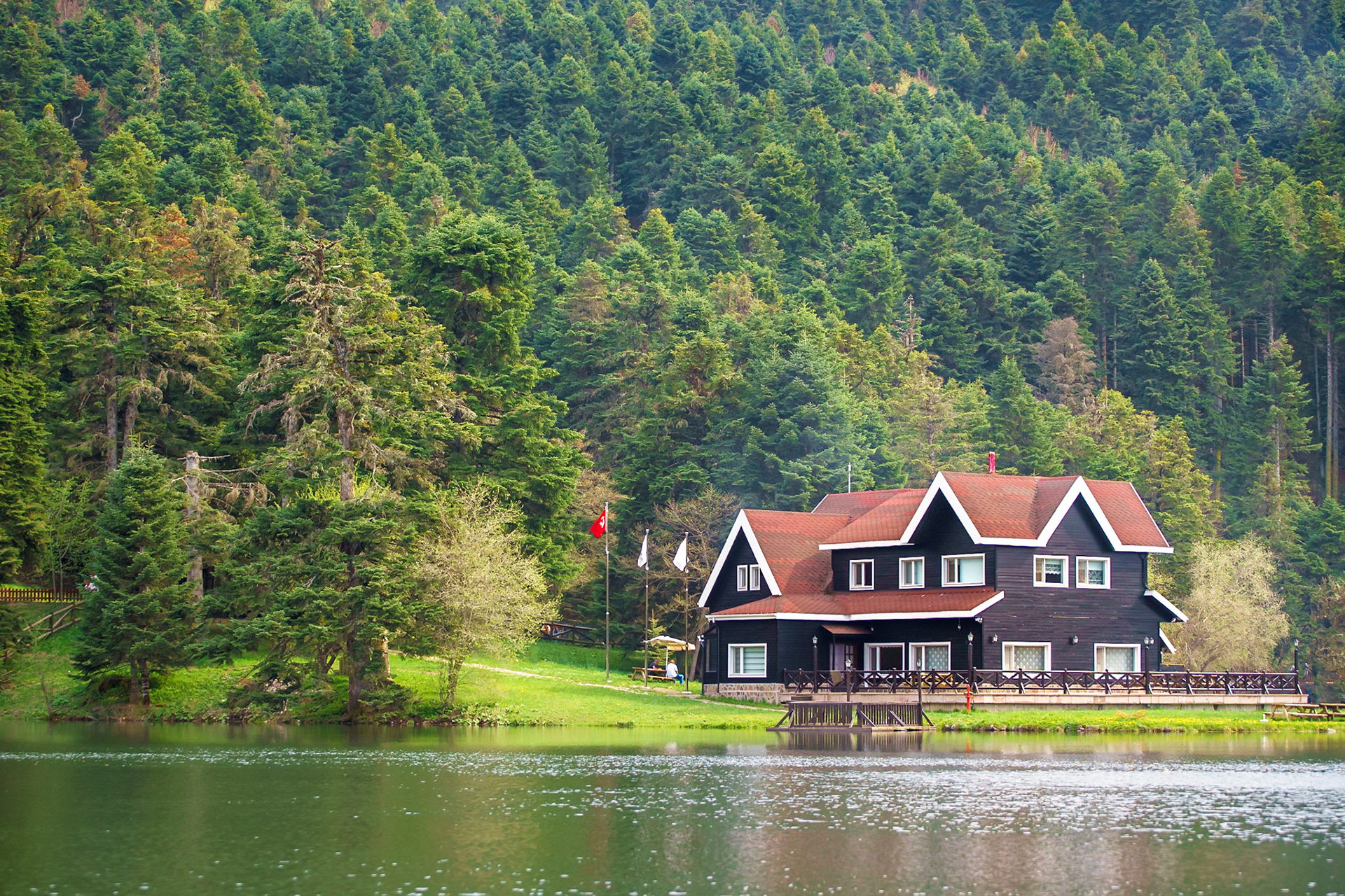 Gölcük Tabiat Parkı'nda, gölün hemen yanında yer alan Gölcük Devlet Konukevi, parkın en ilgi çeken fotoğraf manzaralarından birisi.