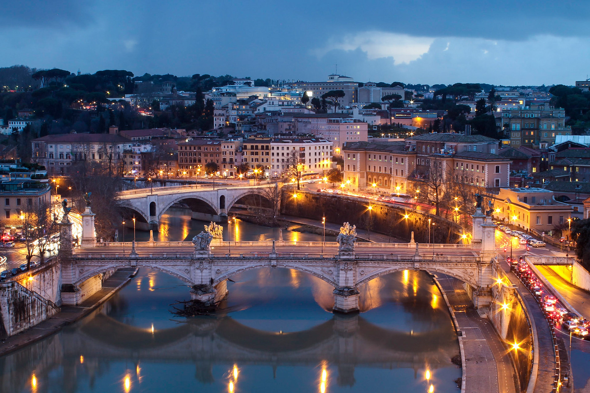 Castel Sant'Angelo'nun tepesinden, Tiber Nehri ve Roma manzarası.