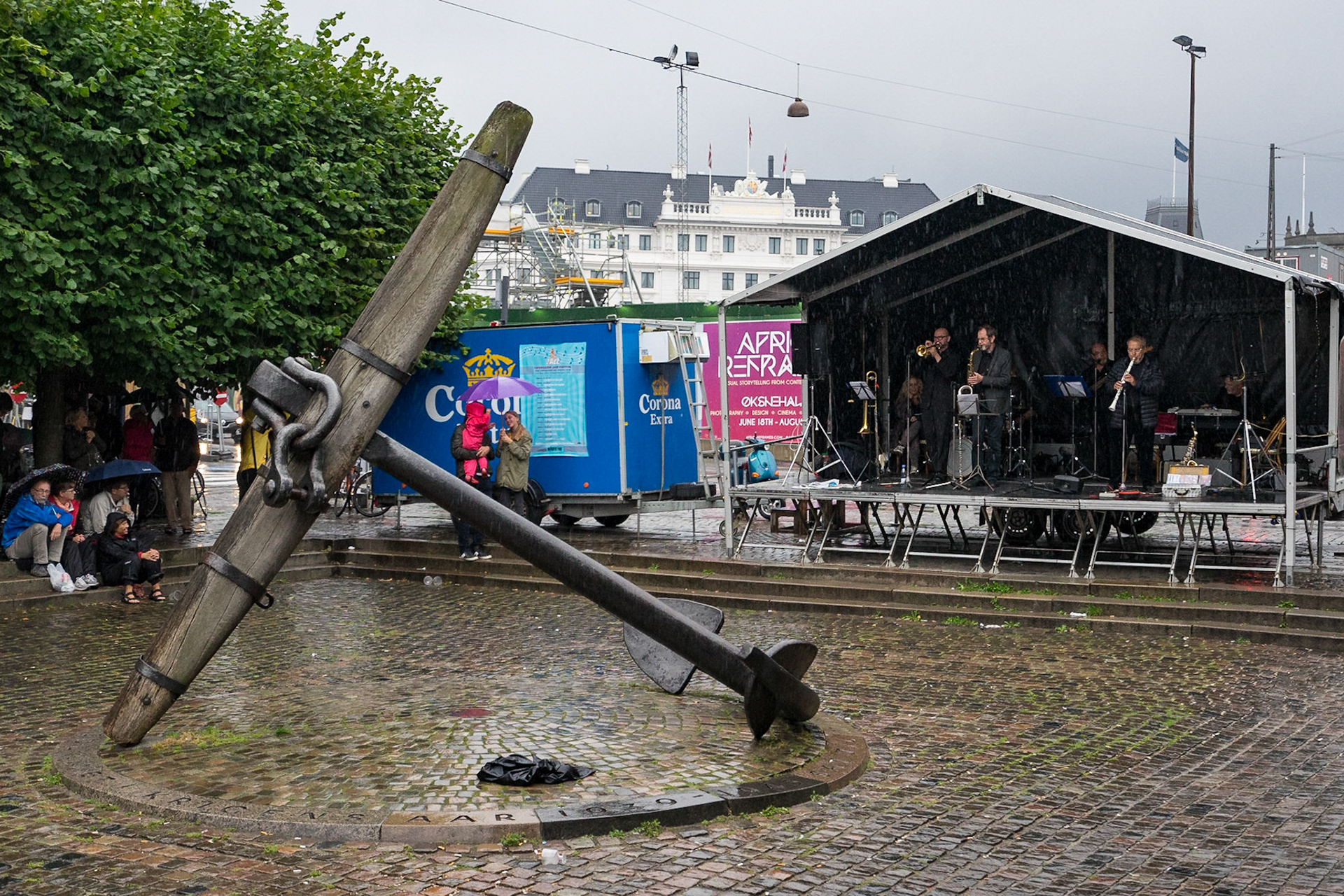 Kopenhag'ın tarihi limanı Nyhavn'ın karayla birleştiği noktada, 2. Dünya Savaşı'nda ölen Norveçli denizcilerin anısına yerleştirilen Mindeankeret (Çıpa Anıtı).
