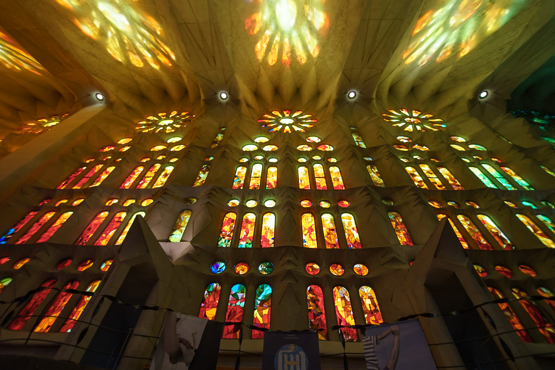 Sagrada Familia'nın doğu ve batı cephelerinde yer alan vitraylar, içeriye güneş ışıklarının dolmasıyla birlikte, alev almış gibi parlamaya başlıyor.