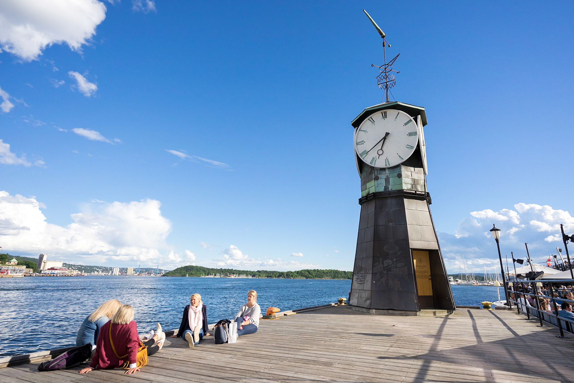 Oslo limanındaki kordonboyu, huzurlu bir haftasonu geçirmek isteyen şehir sakinlerinin uğrak mekanı. Yol boyunca kafeler, restoranlar ve alışveriş için çok sayıda dükkan bulmak mümkün. Oturup sohbet etmek isteyenler için ise, upuzun iskeleler de bir seçenek.