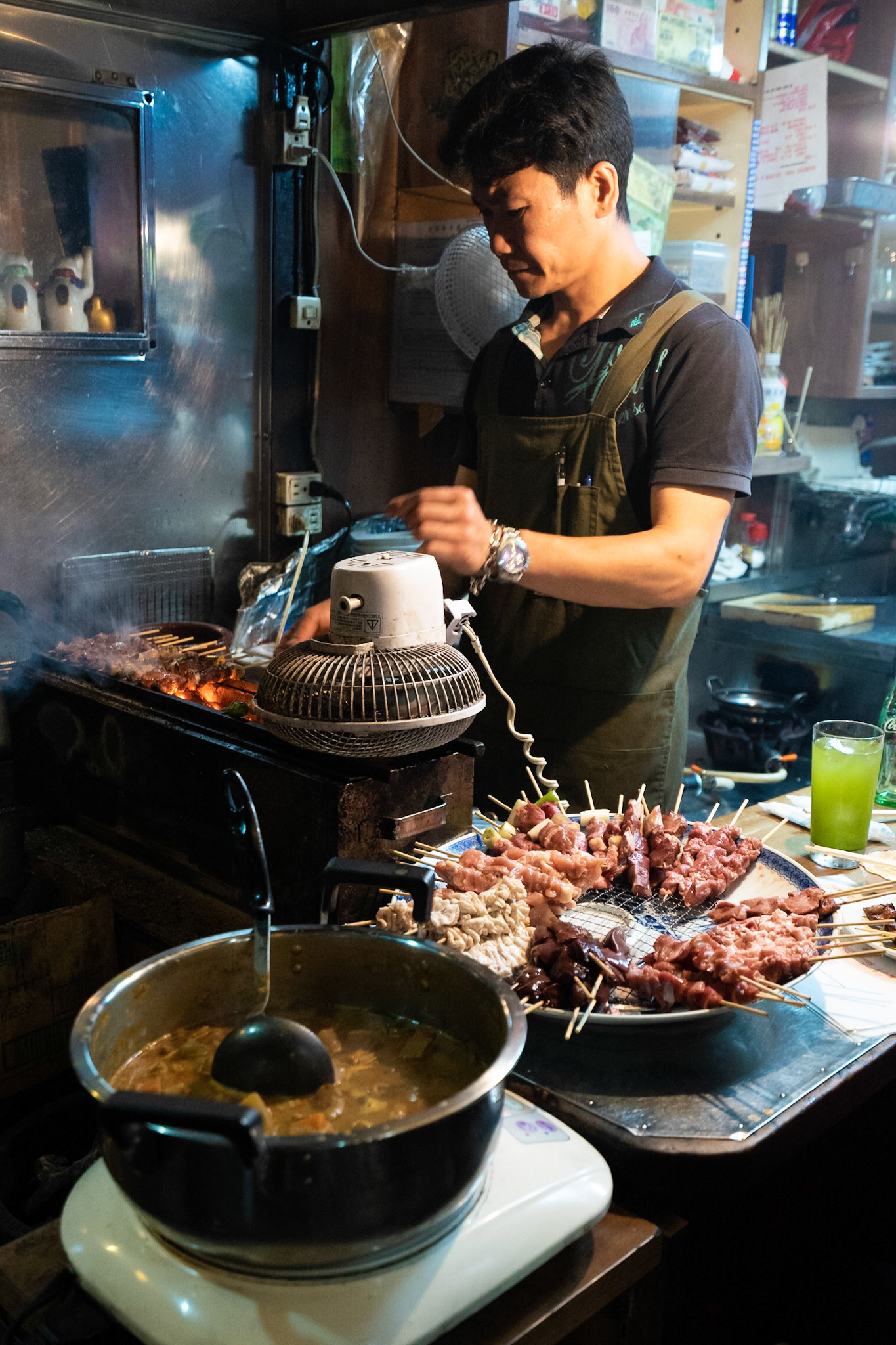 Omoide Yokocho'daki onlarca barın birisinde lezzetli ama tam olarak ne olduğunu bilemediğimiz bir şeyler pişiyor.
