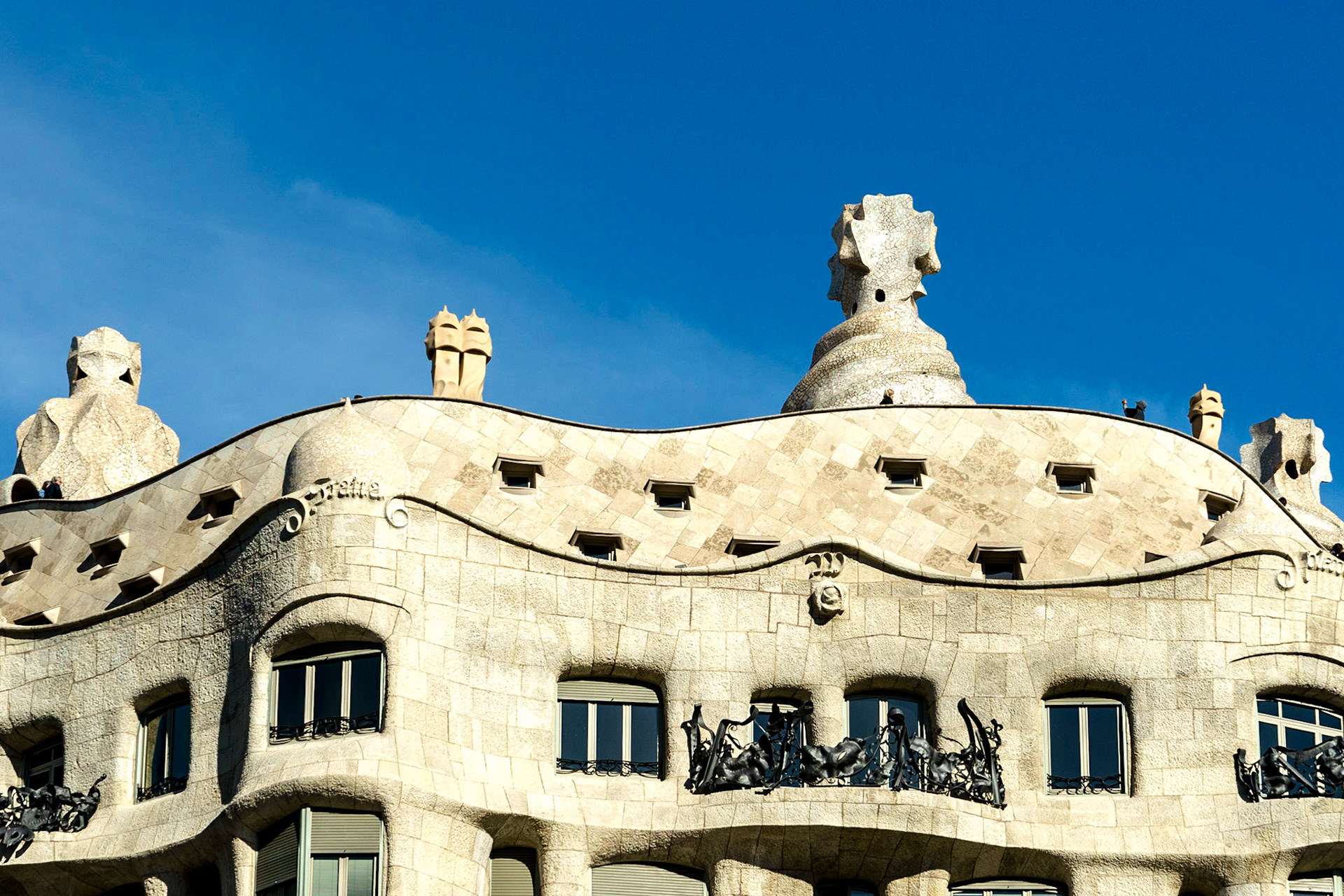 Casa Milà, ya da yaygın olarak bilinen adıyla La Pedrera ("Taş Ocağı"), Gaudí tarafından 1906-1912 yılları arasında iş adamı Pere Milà i Camps için yapılmıştır.