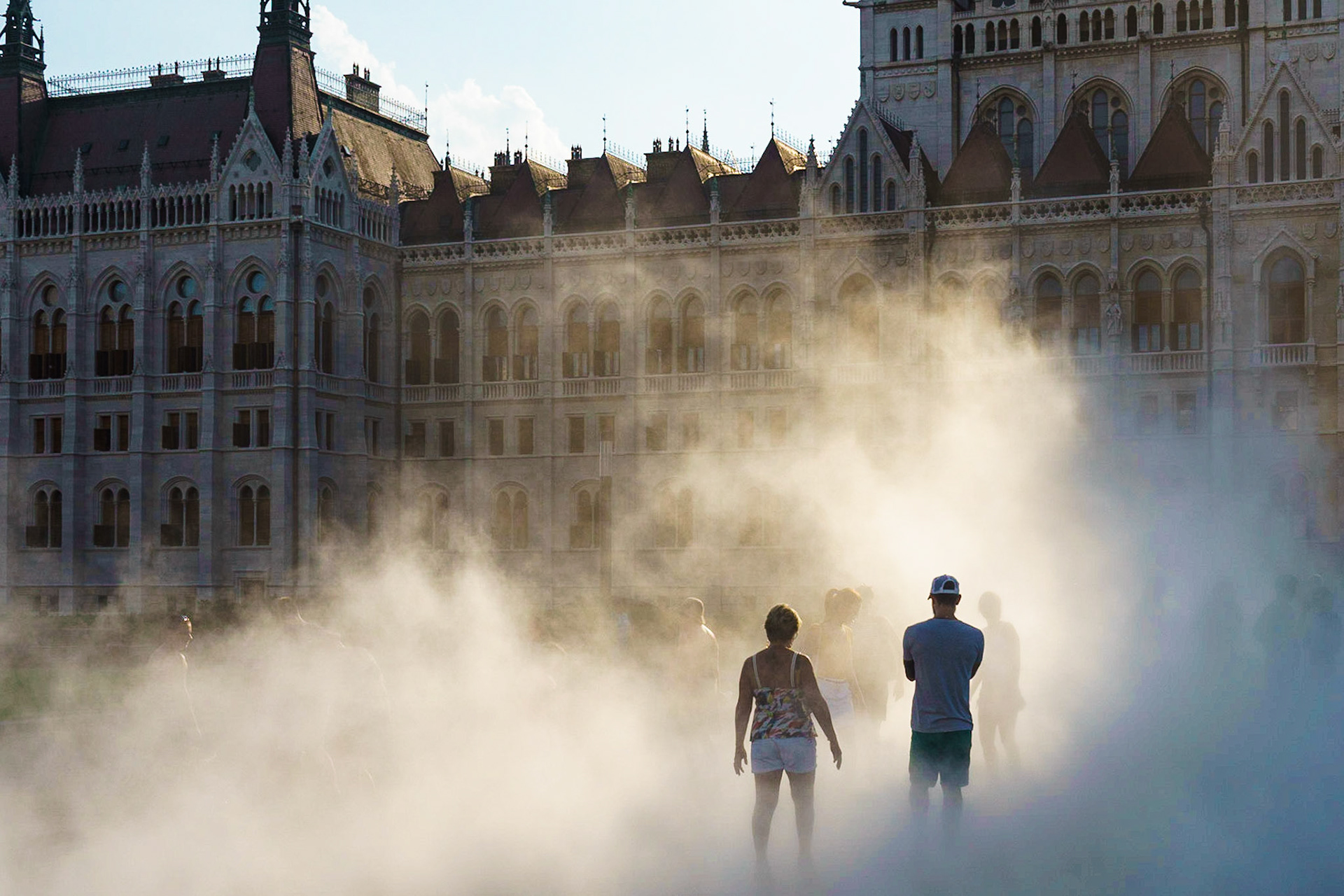 Macaristan Parlamento'sunun önünde, sıcak günlerde püskürtülen su ile oluşan sisli görüntü, bizler için tanıdık bir görüntü oluşturuyor.