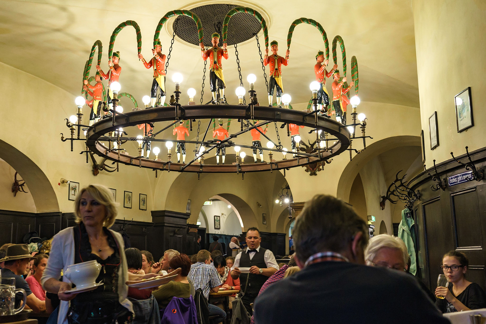 Münih'in en eski biralarından birisi olan Augistiner Braü'nun ismiyle açılan Augistiner Bierhall'dan bir manzara.

Tavanda asılı olan avize ise, 1500'lerde gerçekleşen veba salgınında Bavyera Dükü'ne sadık kalan ve sokaklarda dans ederek salgını kovmaya çalışan fıçıcıların dansını sergiliyor.