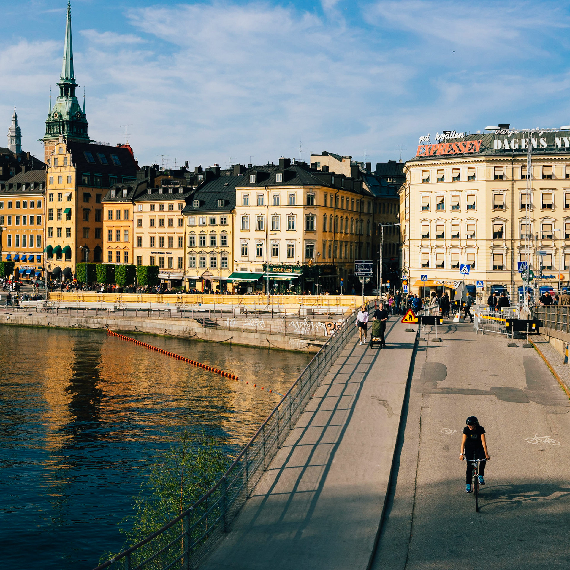 Güney ucundan çıkıp, Södermalm olarak bilinen semte girerken arkada kalan Gamla Stan manzarası. Södermalm, Stockholm'ün "trendy" bölgesi olarak ün yapmış durumda.