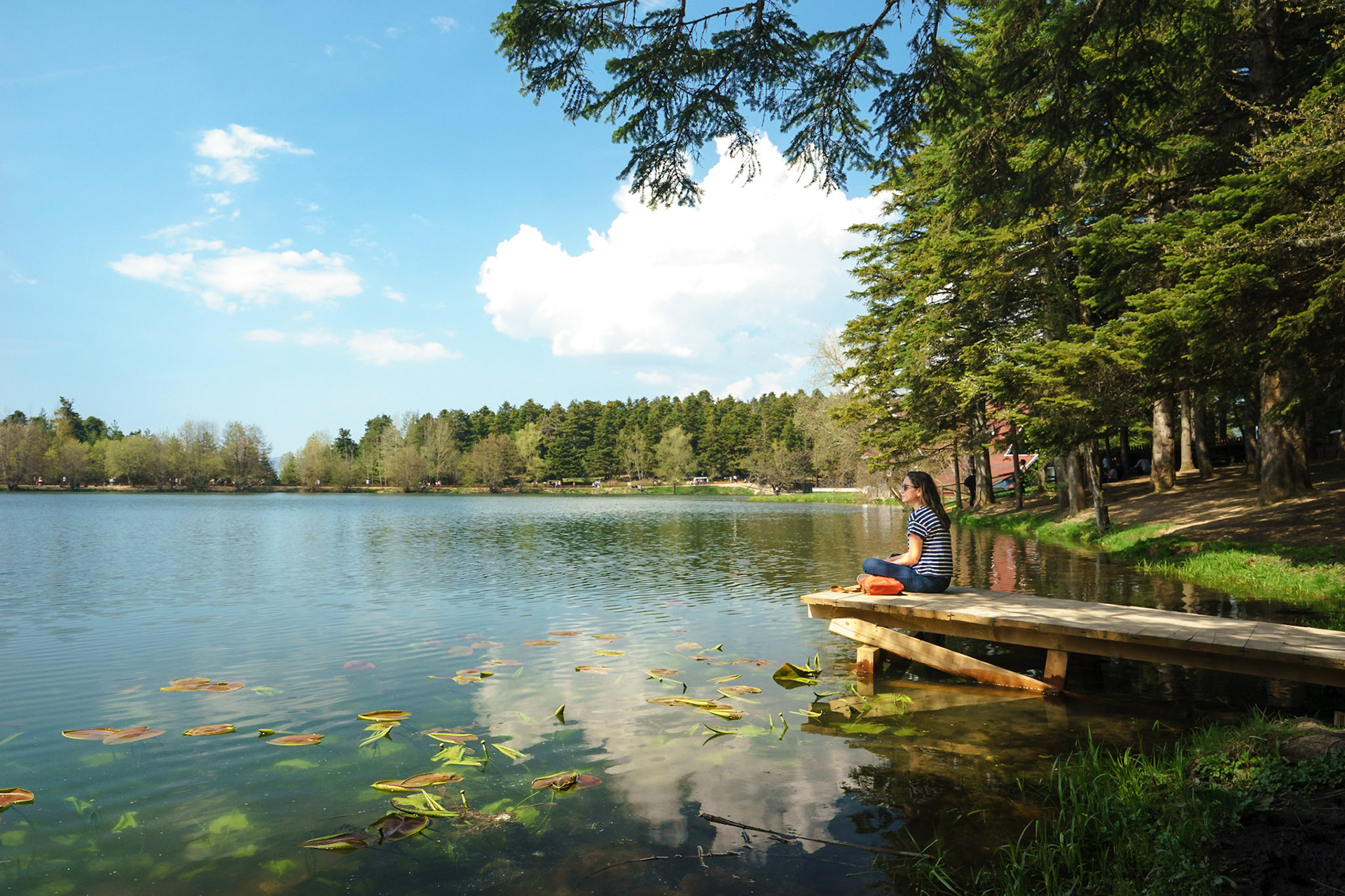 Gölcük Tabiat Parkı'nda, göle doğru uzanan küçük bir iskelede biraz nefes almak, doğayla baş başa kalmak mümkün.
