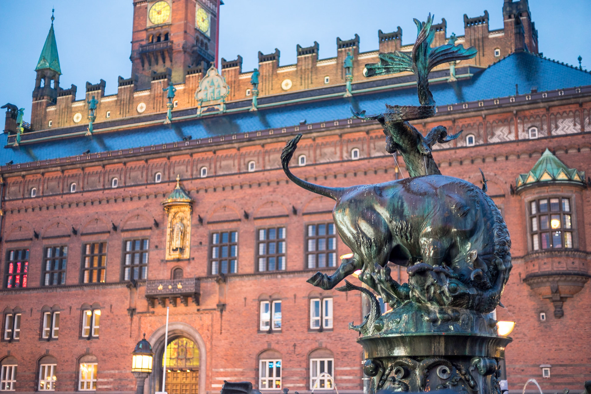 Kopenhag belediye binası önünde bulunan, 1904 yılında inşa edilen heykel, bir ejderha ve boğanın savaşını anlatıyor.