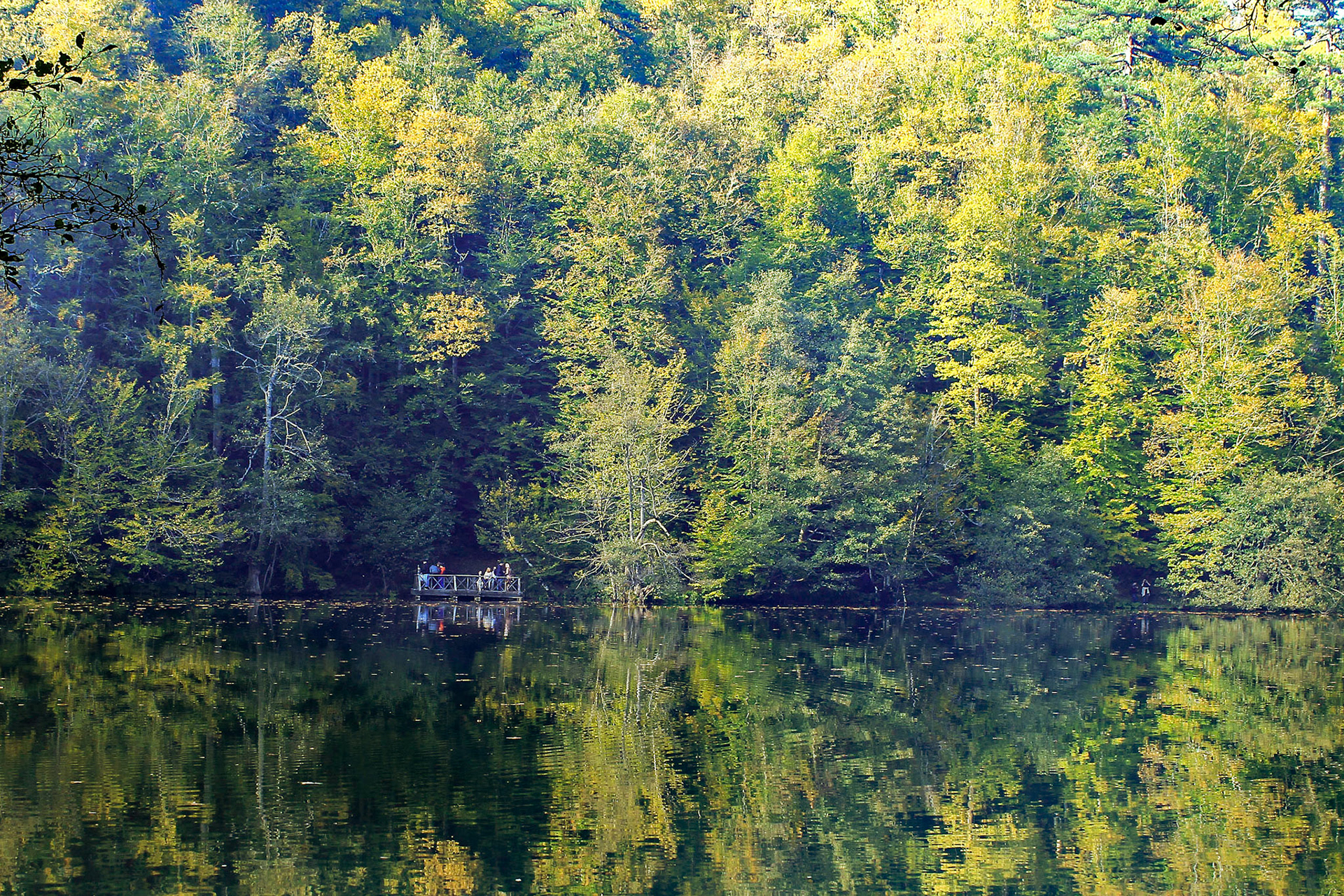 Yeidgöller'de yer alan Nazlıgöl'ün karşı kıyısında yer alan bir iskele, muhteşem doğa manzarasında insan unsuru katıyor.