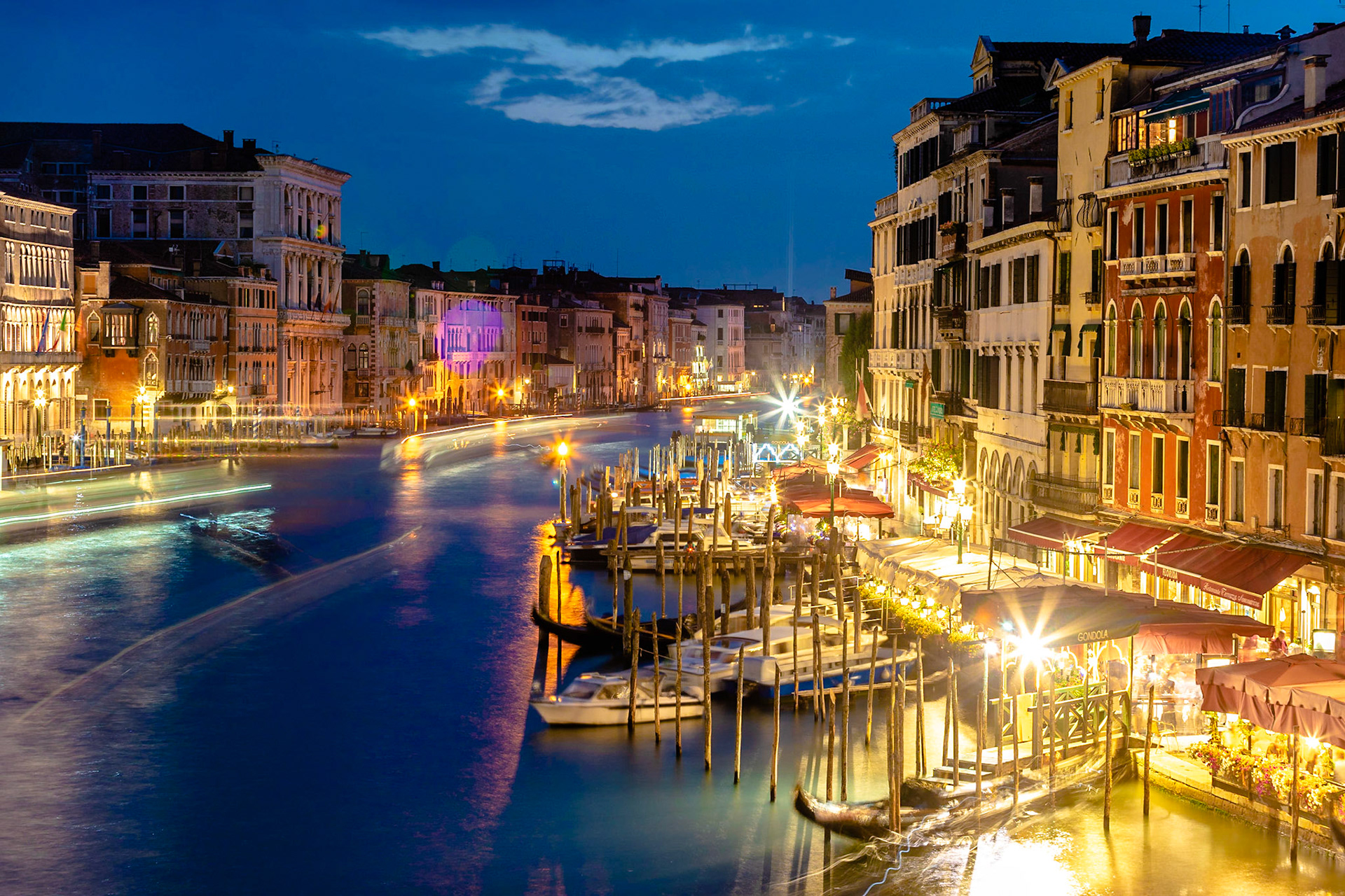 Rialto Köprüsü üzerinden Büyük Kanal manzarası. Kanal kenarında çok sayıda restoranlar, saray ve tabi ki gondol görmek mümkün.