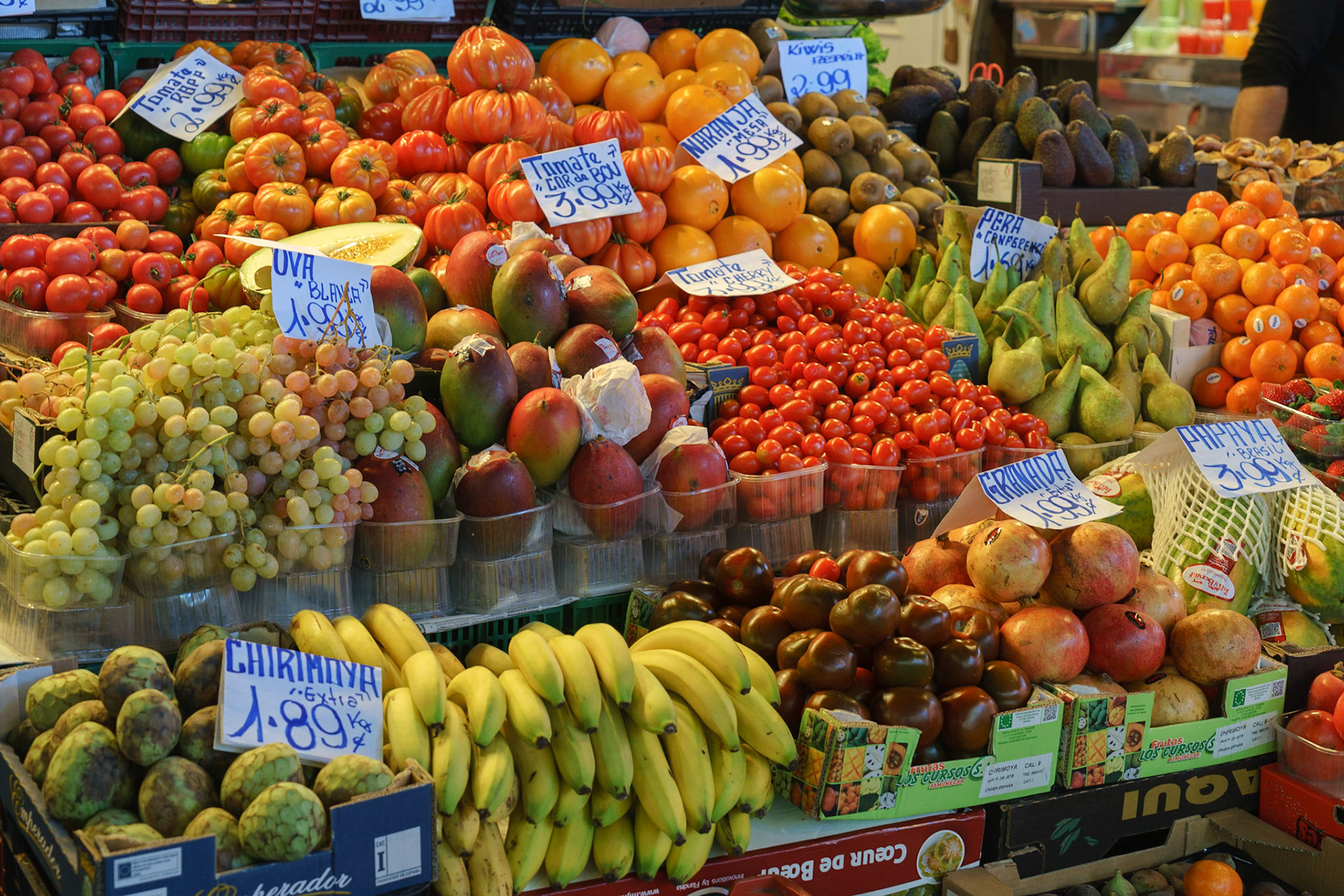 La Rambla'nın hemen üzerinde yer alan bir pazar yeri olan Mercat de la Boquera'da meyve-sebze, yaban domuzu ve onlarca çeşit mantar bulmanız mümkün.