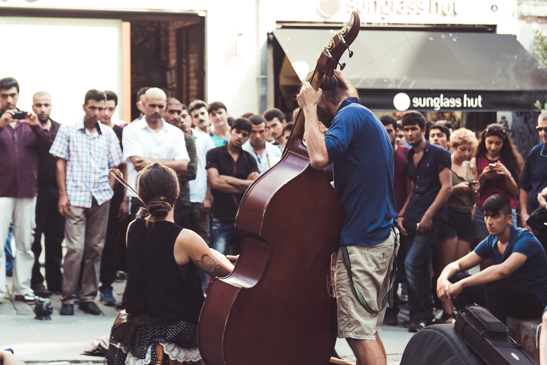 Galata Kulesi'ne inen Kumbaracı Yokuşu'nda, sokak sanatçılarını ilgiyle izleyen kalabalık.