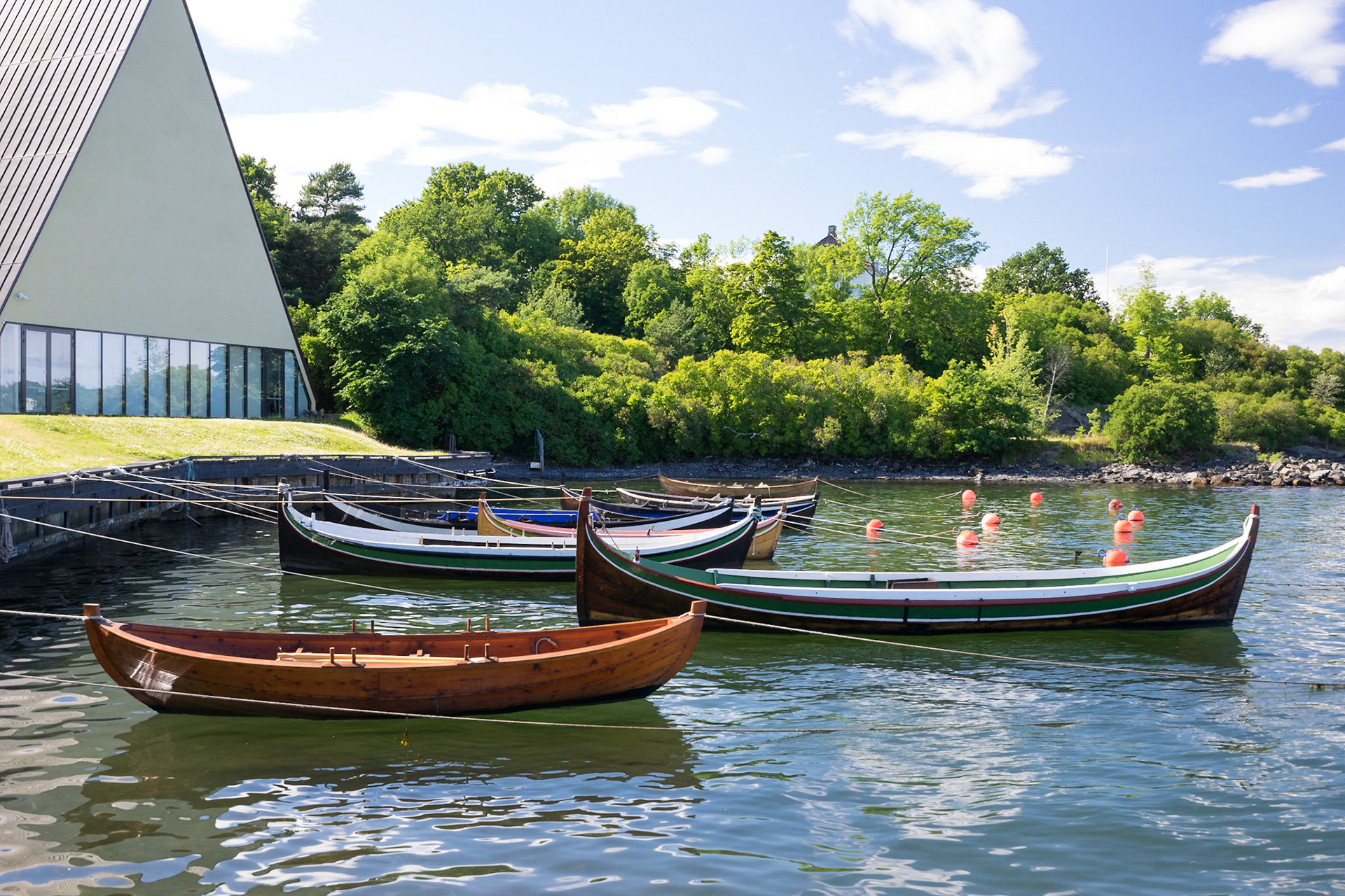 Oslo'nun Bygdøy yarımadasında bulunan Kon-Tiki Müzesi'nde, Norveçli kaşif Thor Heyerdahl'ın Pasifik Okyanusu'nu geçerken kullandığı Kon-Tiki salını ve benzeri botları bulabilirsiniz.